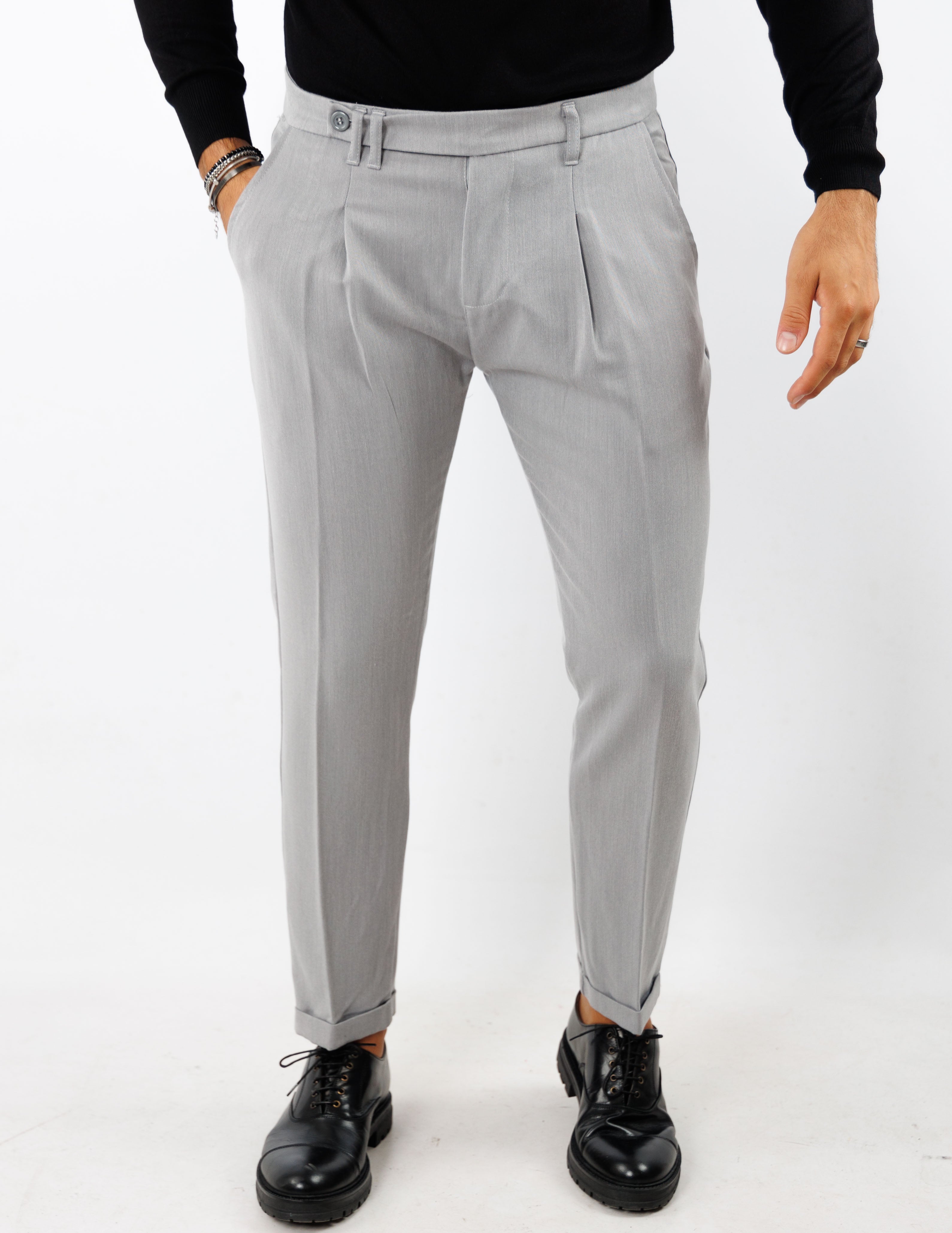 pantalone con abbottonatura allungata