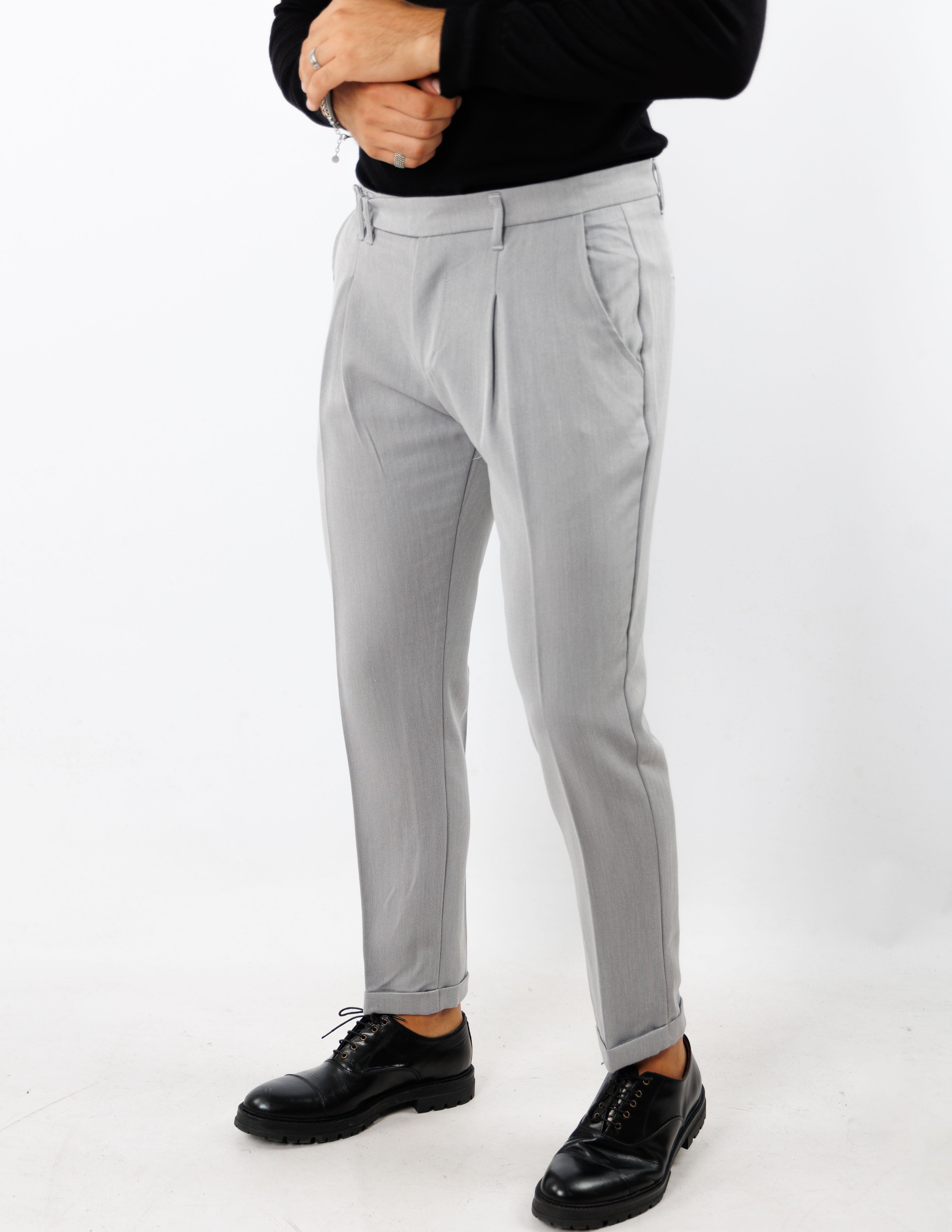 pantalone con abbottonatura allungata