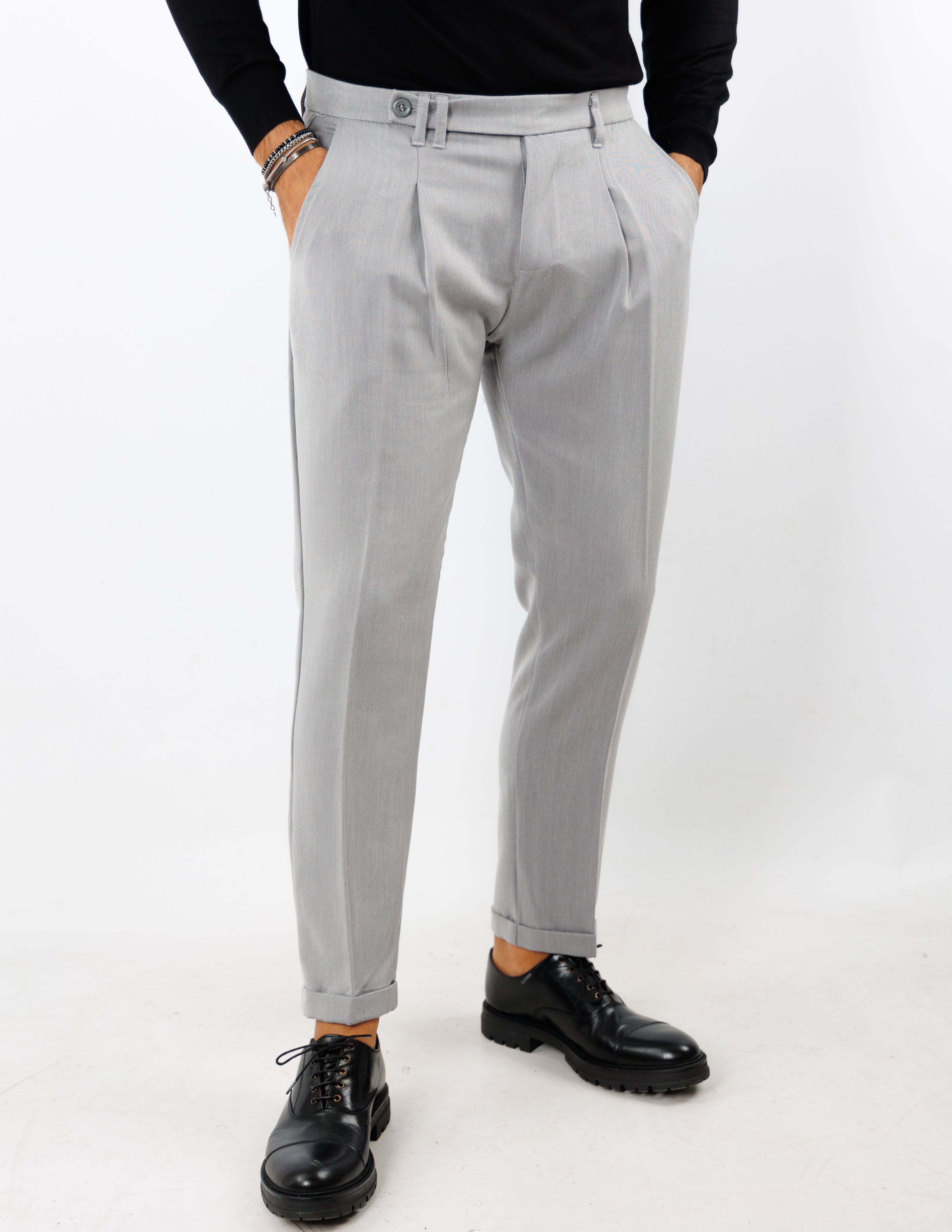 pantalone con abbottonatura allungata