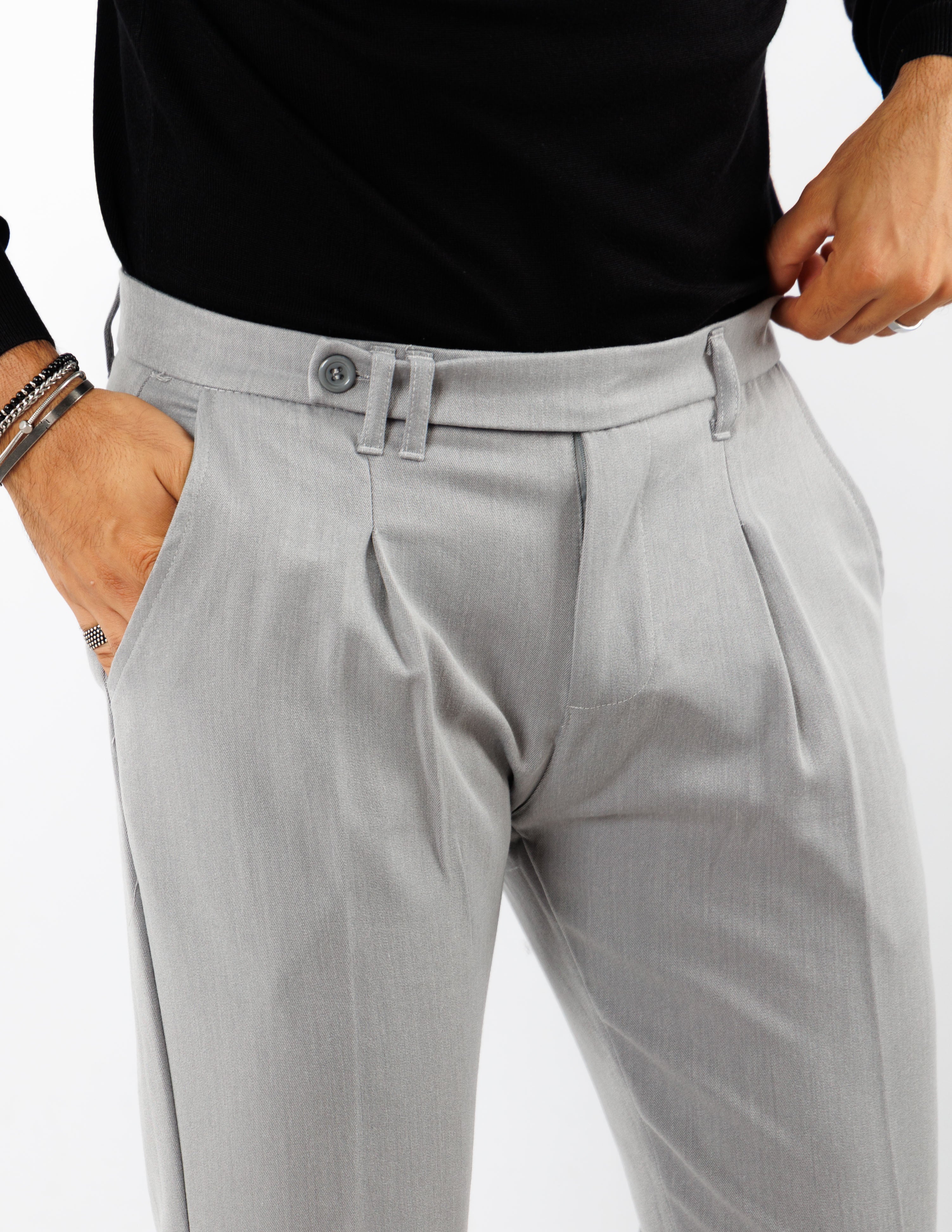 pantalone con abbottonatura allungata