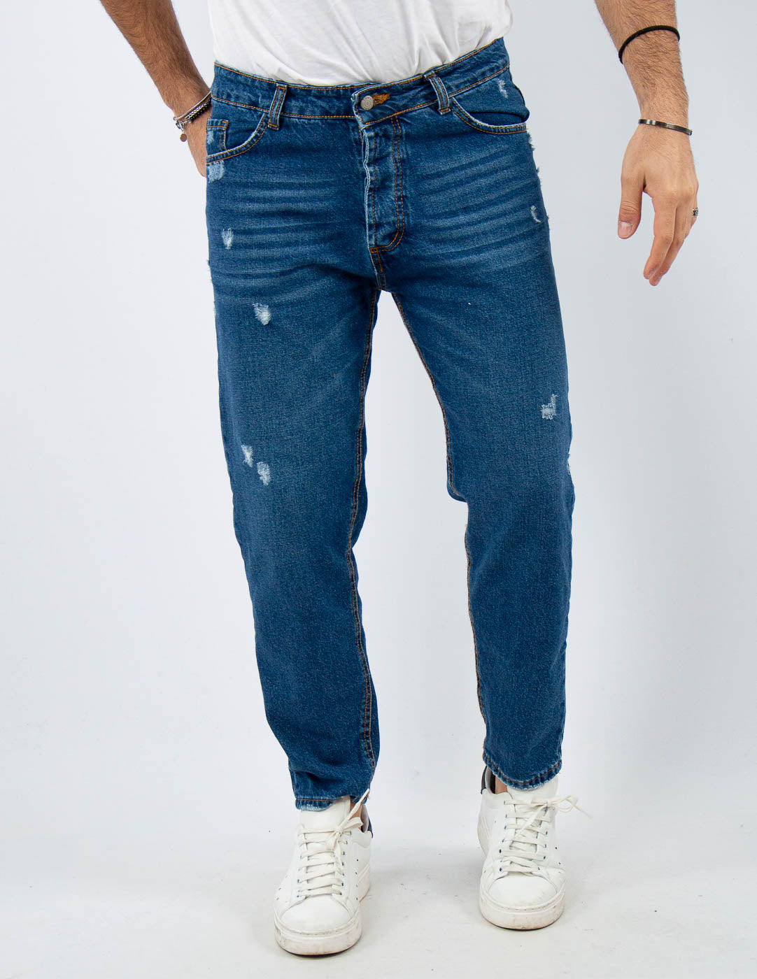 JEANS UOMO LAVAGGIO MEDIO CARROT FIT CON ABRASIONI