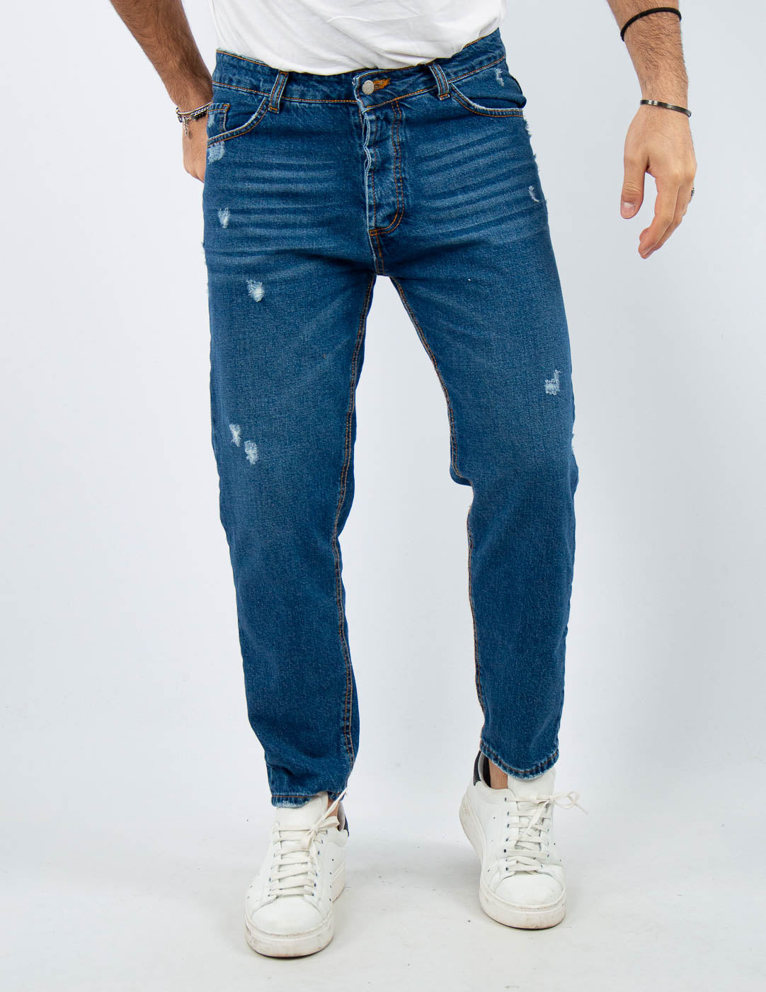JEANS UOMO LAVAGGIO MEDIO CARROT FIT CON ABRASIONI