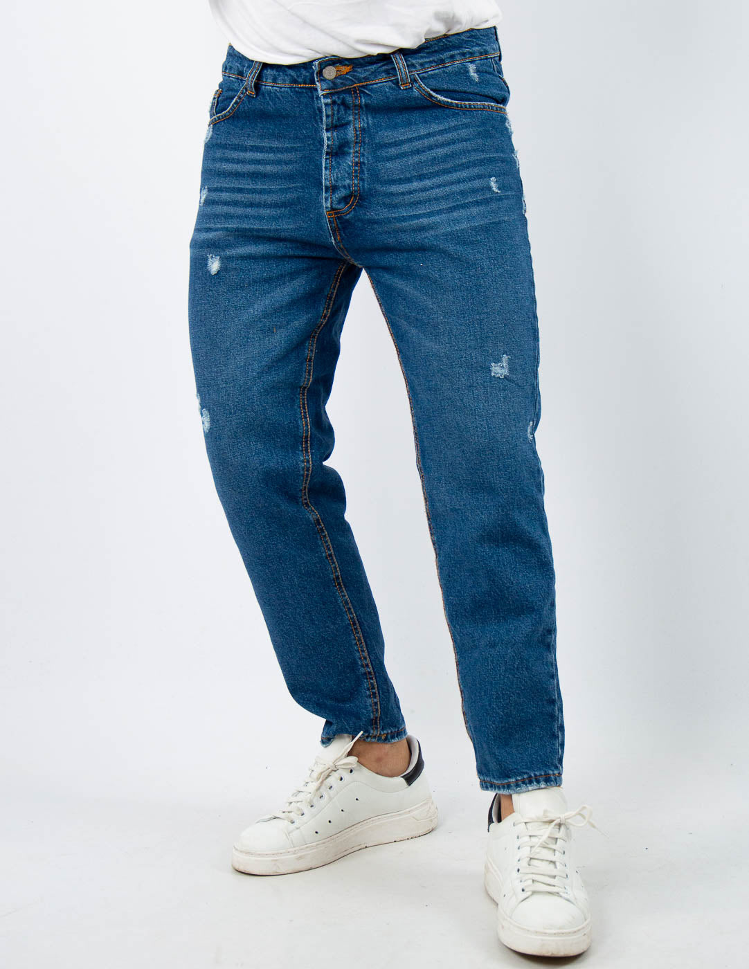 JEANS UOMO LAVAGGIO MEDIO CARROT FIT CON ABRASIONI