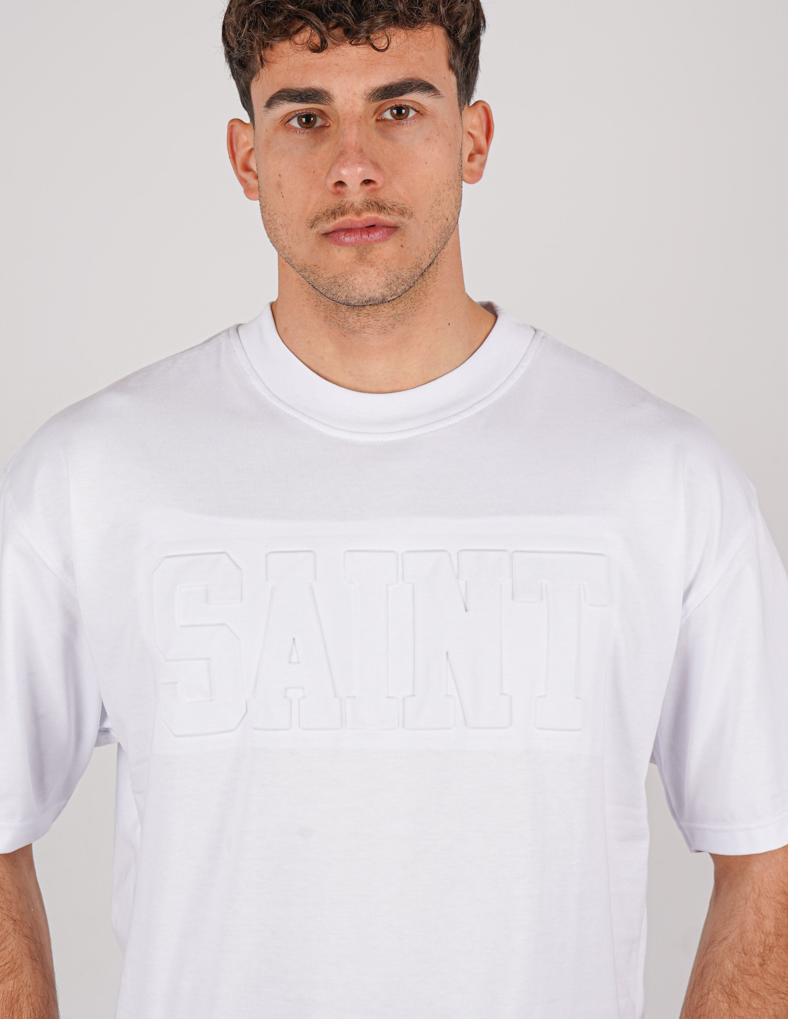 T-SHIRT LOGO "SAINT" IN RILIEVO