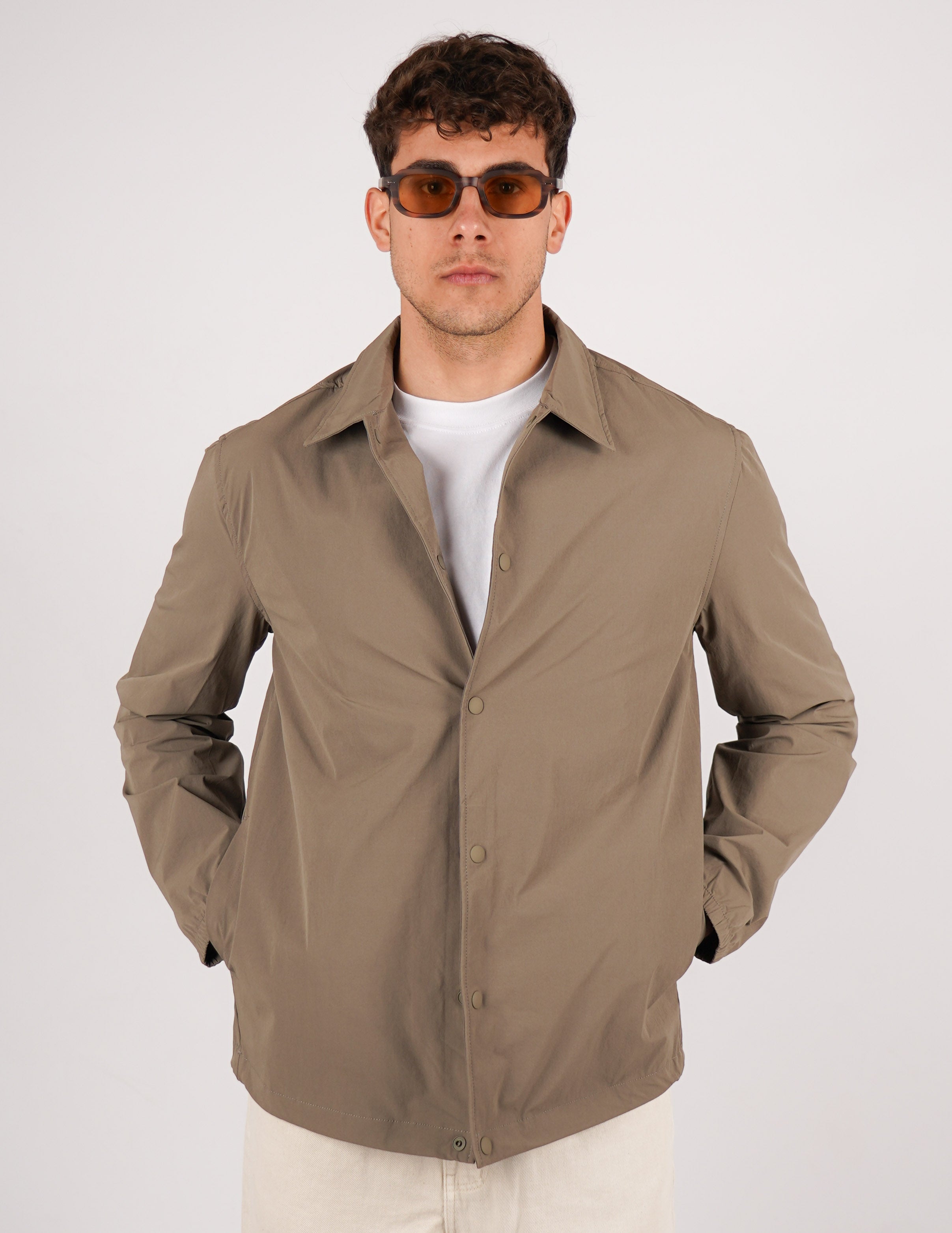 GIUBBINO CON BOTTONE AUTOMATICO TINTA UNITA