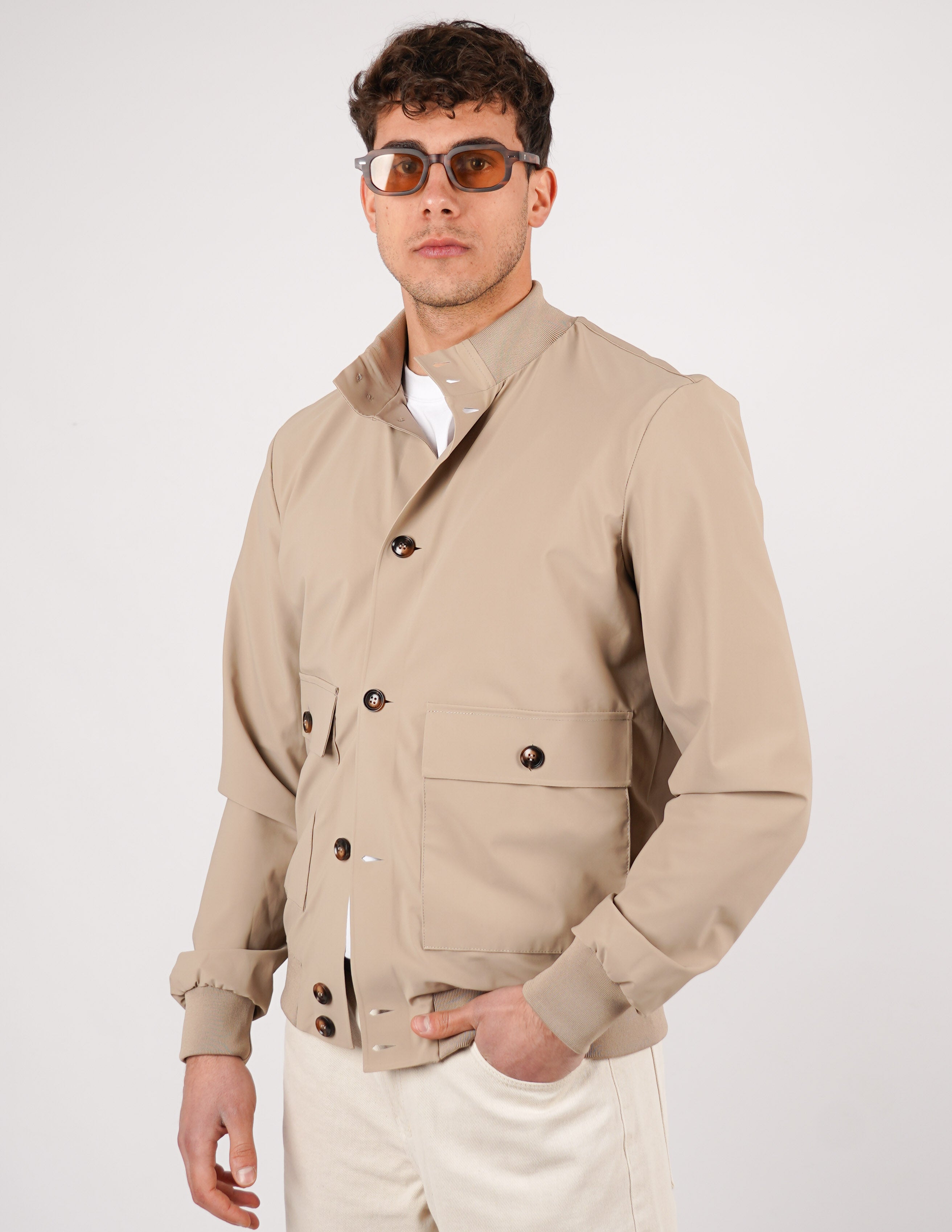 Giubbino con collo in tessuto tecnico