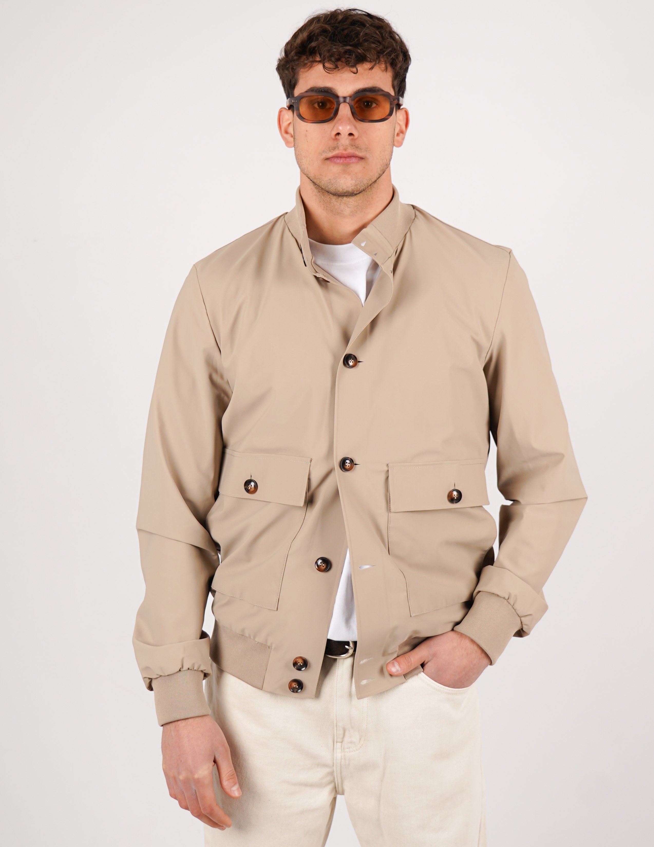 Giubbino con collo in tessuto tecnico