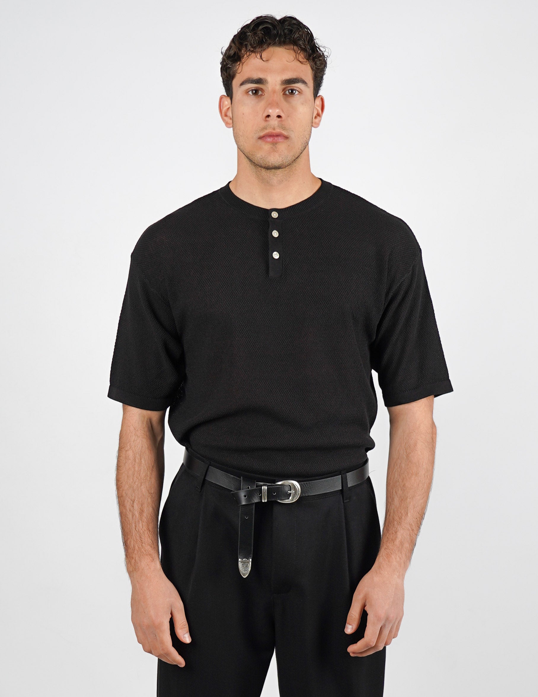 t-shirt in maglia con bottoni