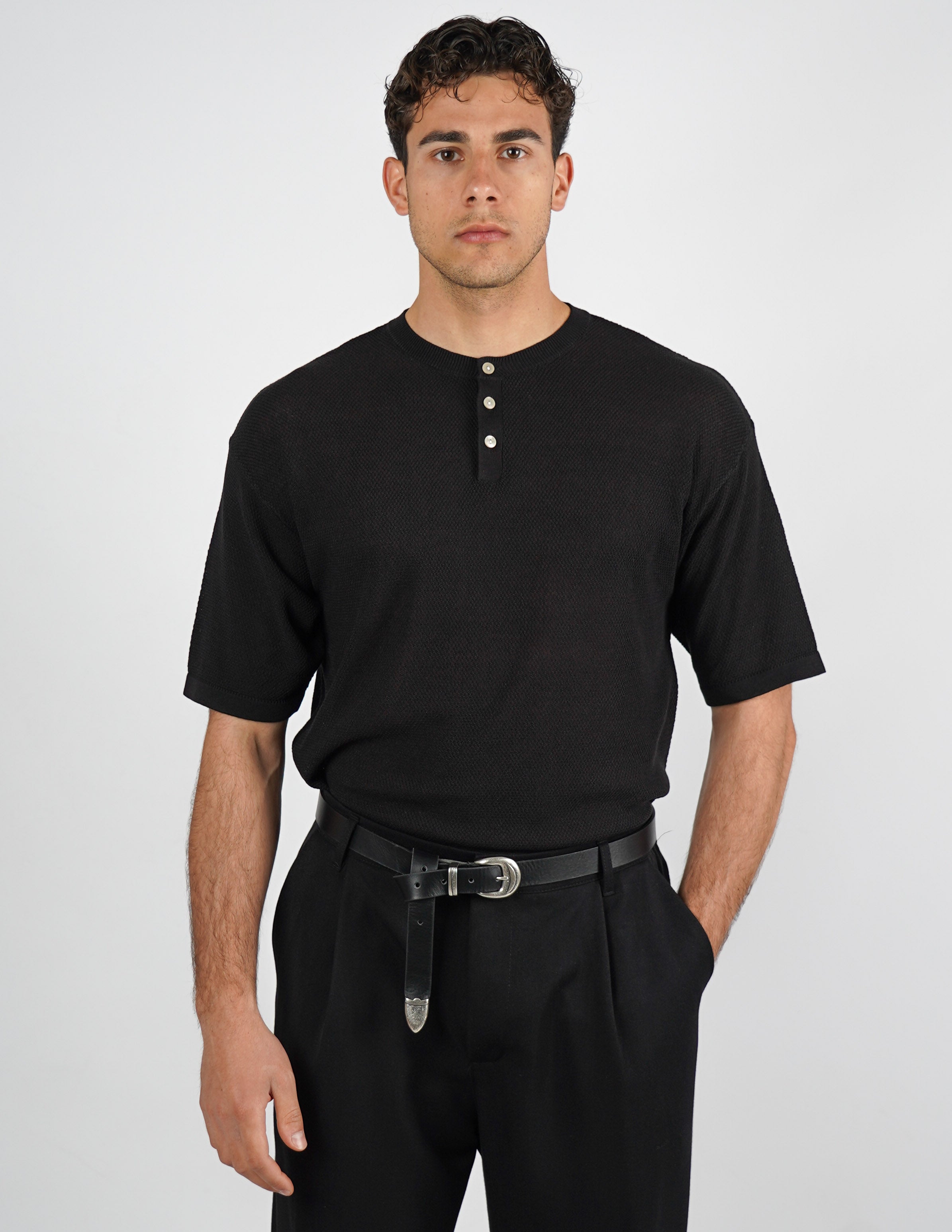 t-shirt in maglia con bottoni