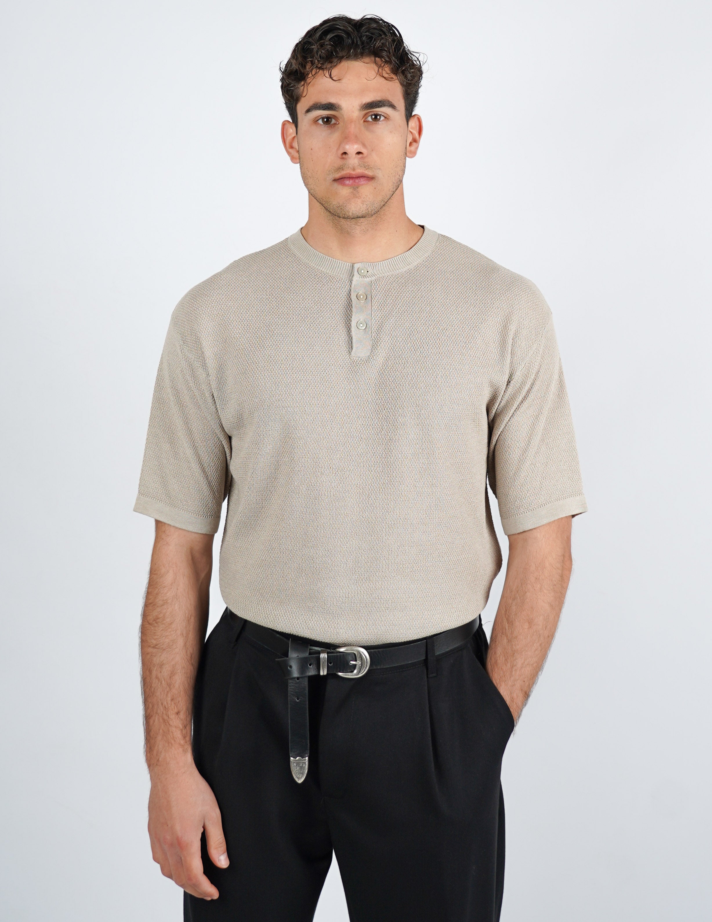 t-shirt in maglia con bottoni