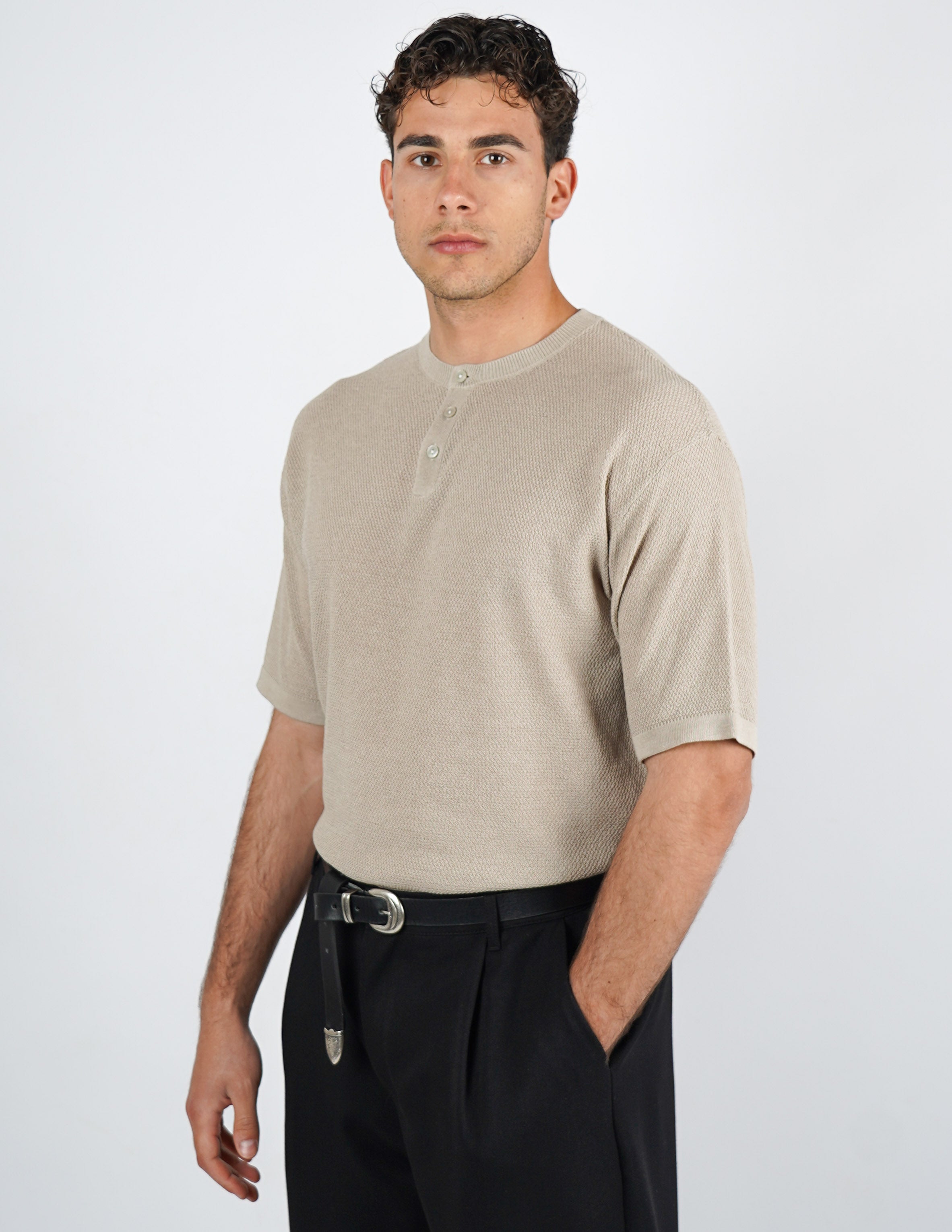 t-shirt in maglia con bottoni