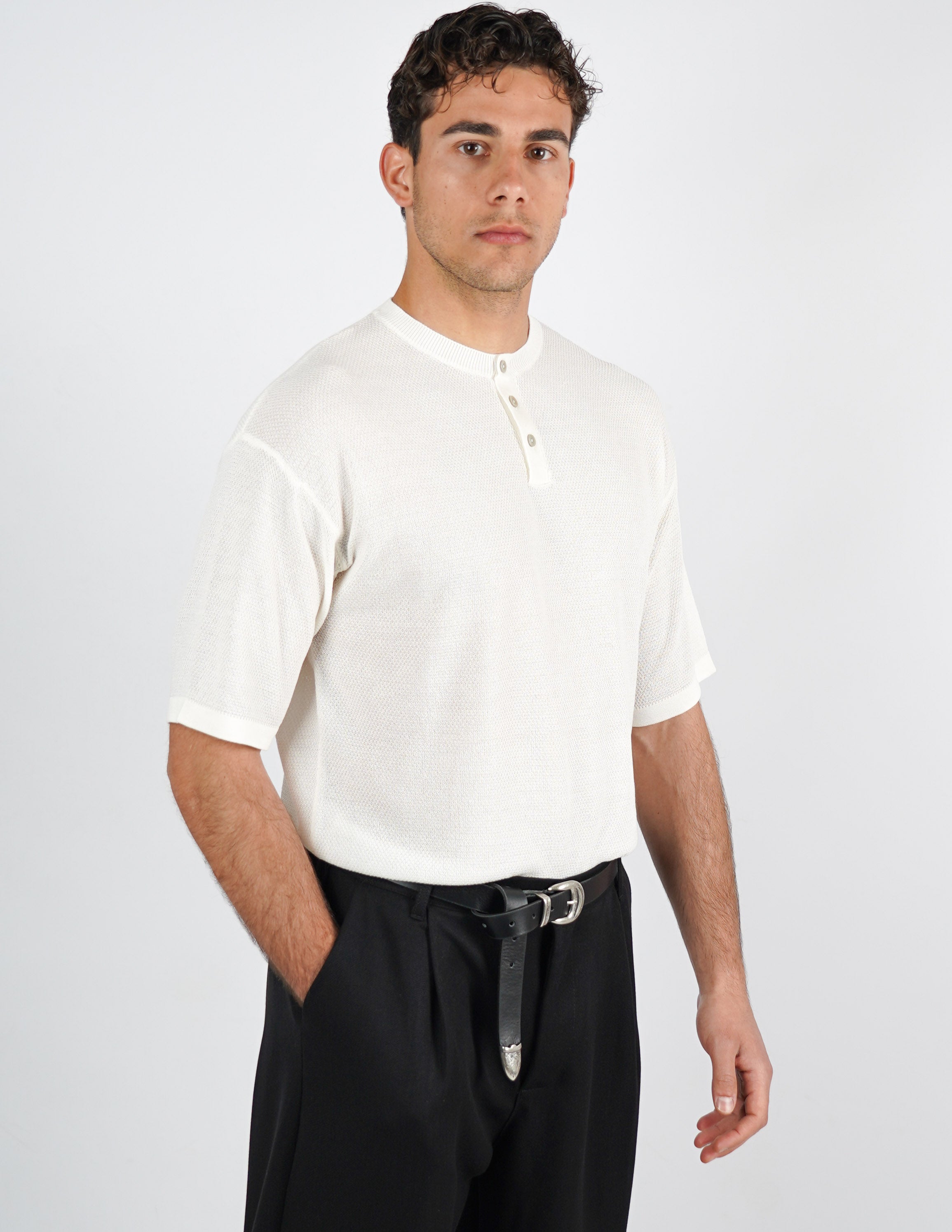 t-shirt in maglia con bottoni