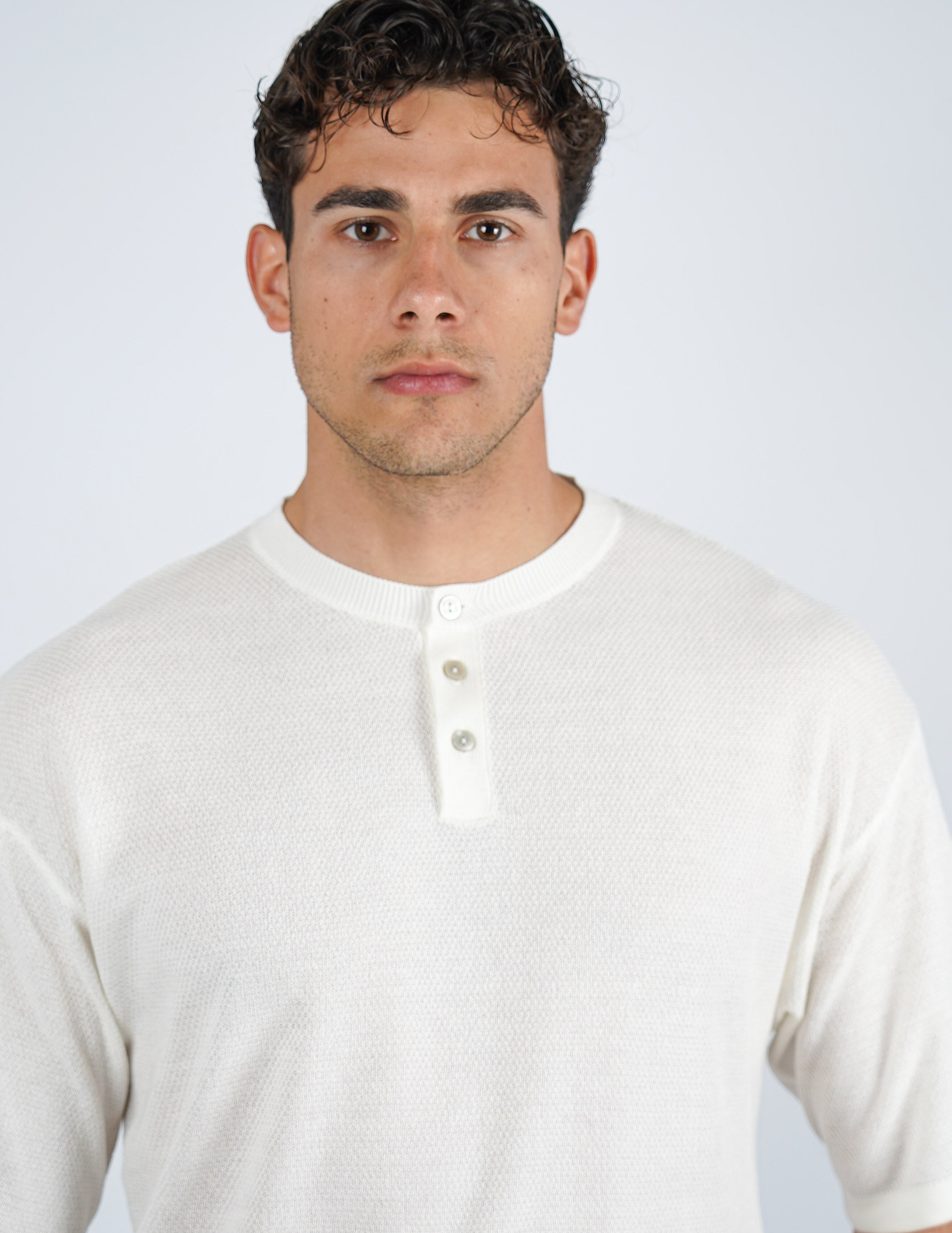t-shirt in maglia con bottoni