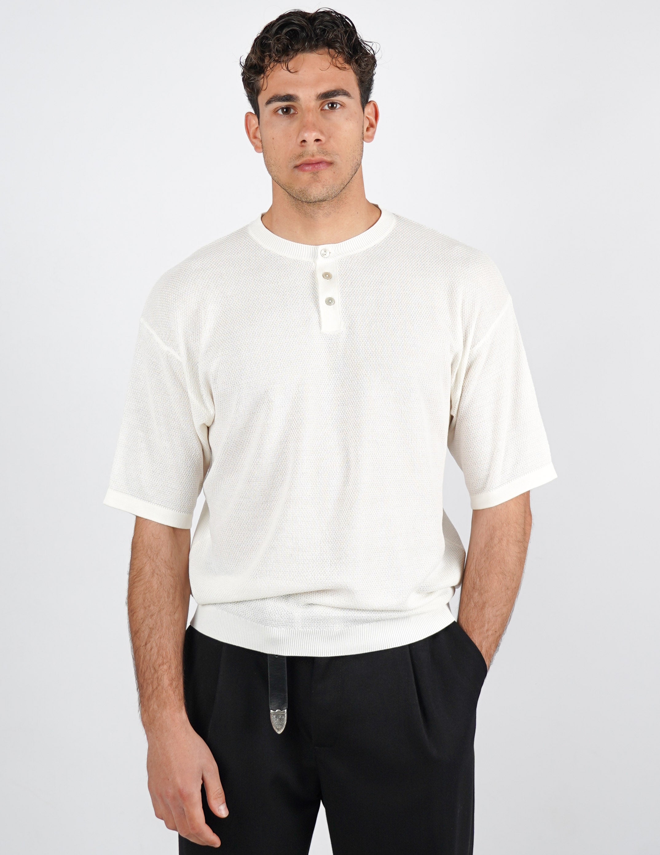 t-shirt in maglia con bottoni