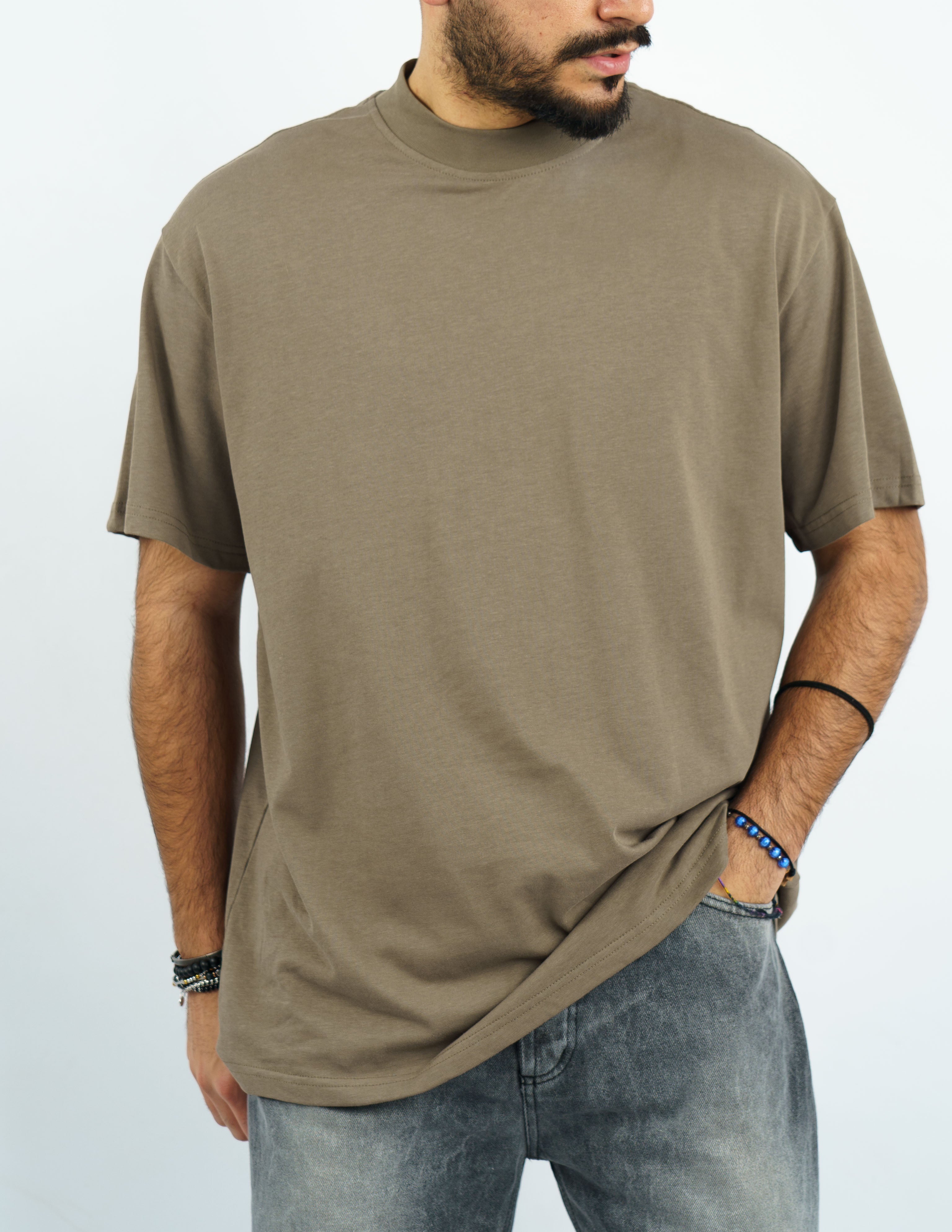 t-shirt tinta unita con gola alta