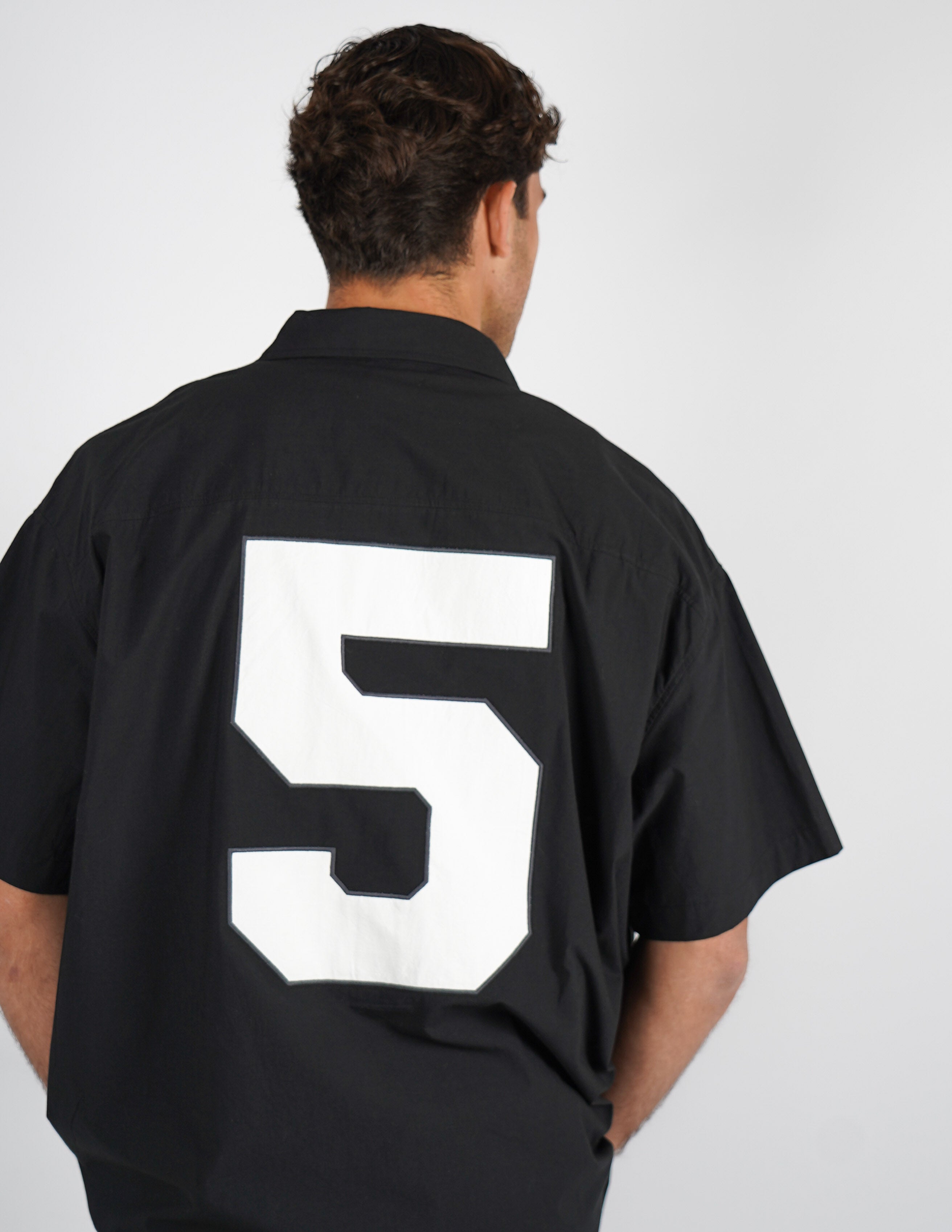 CAMICIA MANICA CORTA STRUTTURATA CON NUMERO