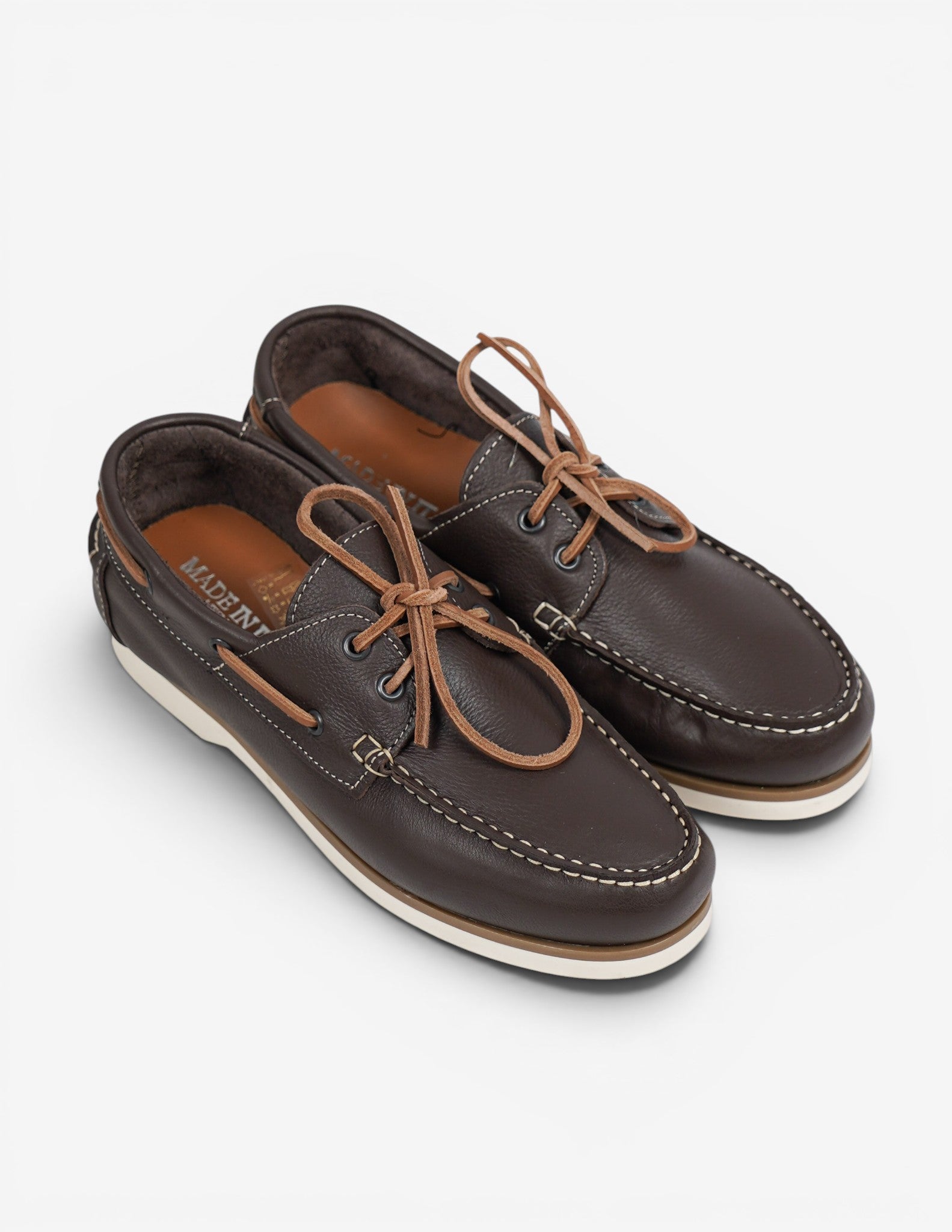 scarpa allacciata con profilo
