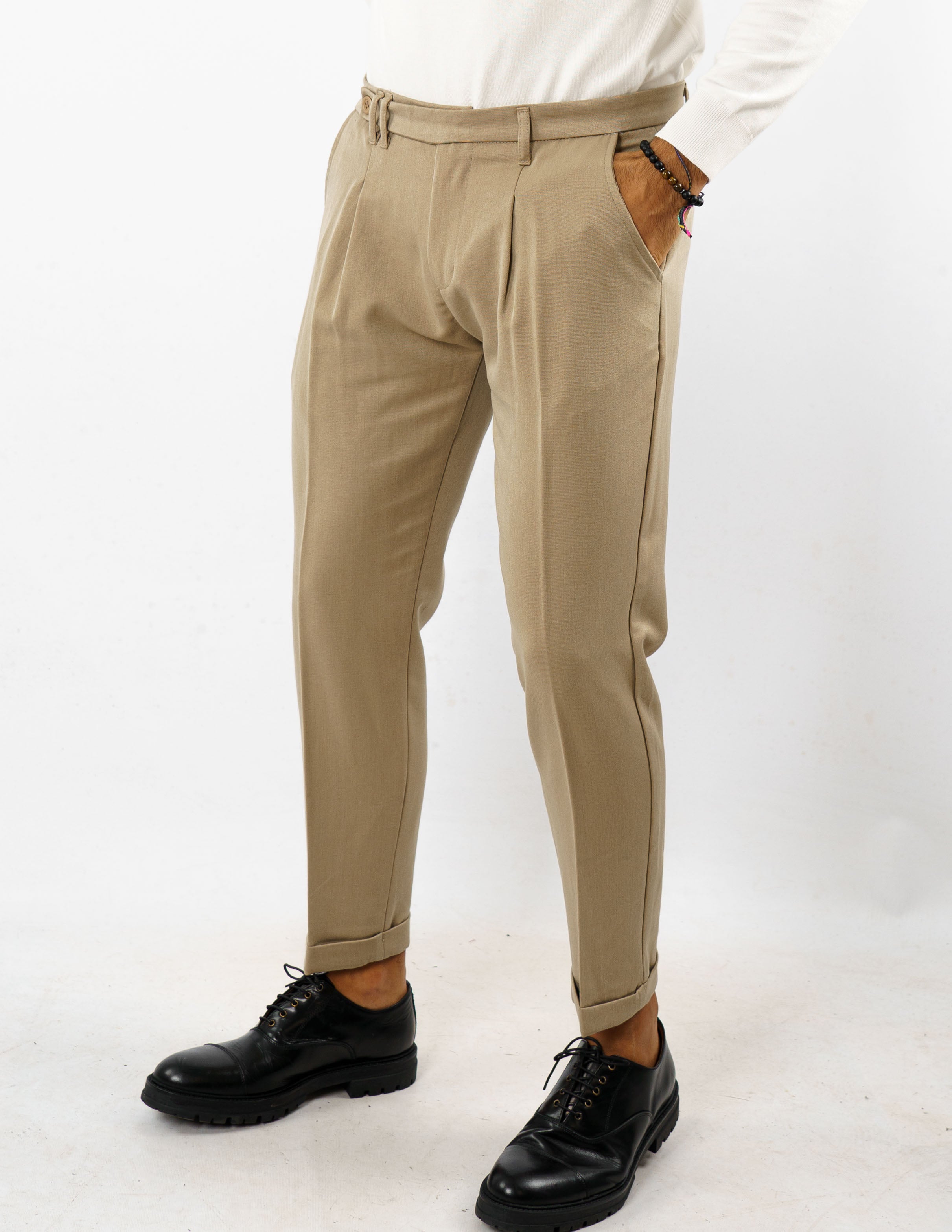 pantalone con abbottonatura allungata