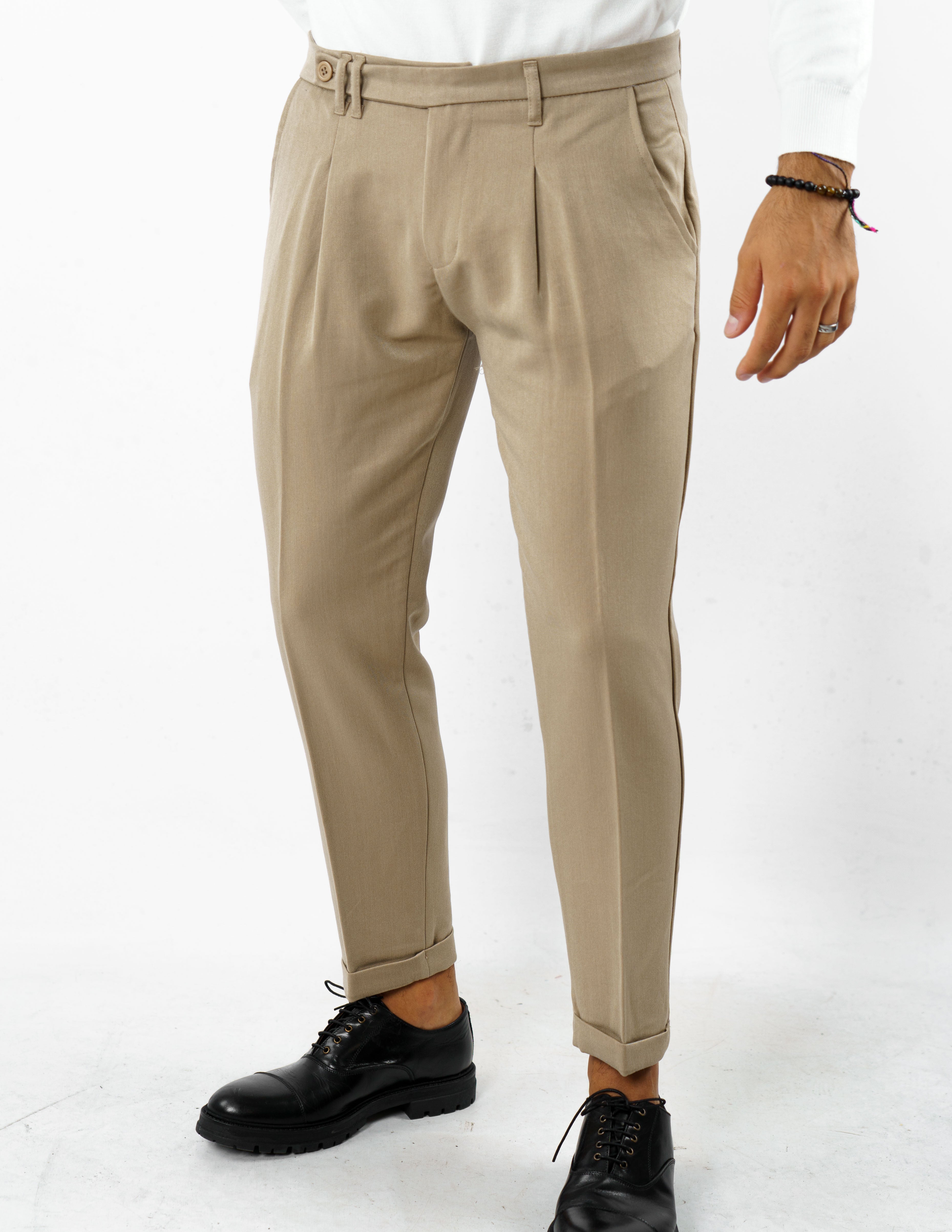 pantalone con abbottonatura allungata