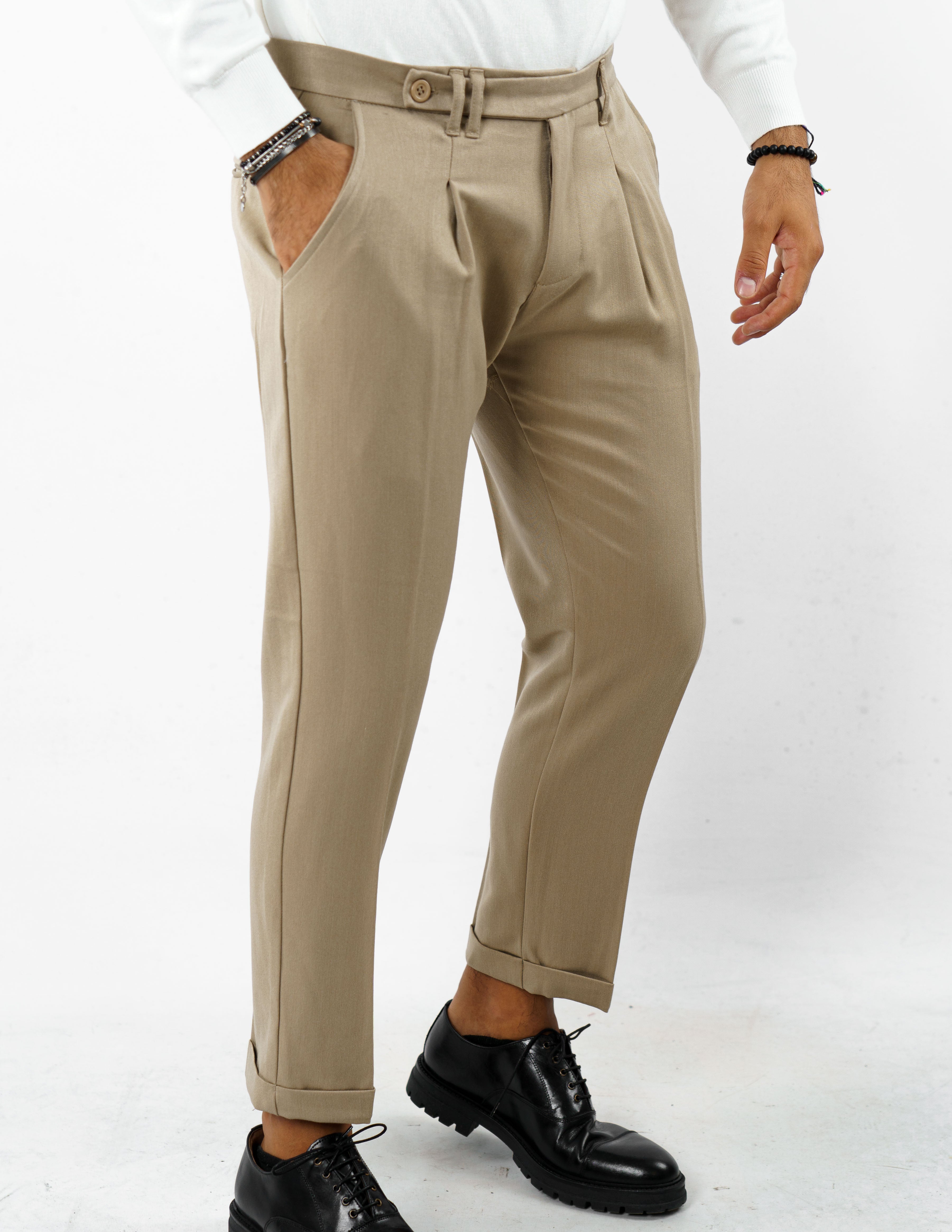 pantalone con abbottonatura allungata