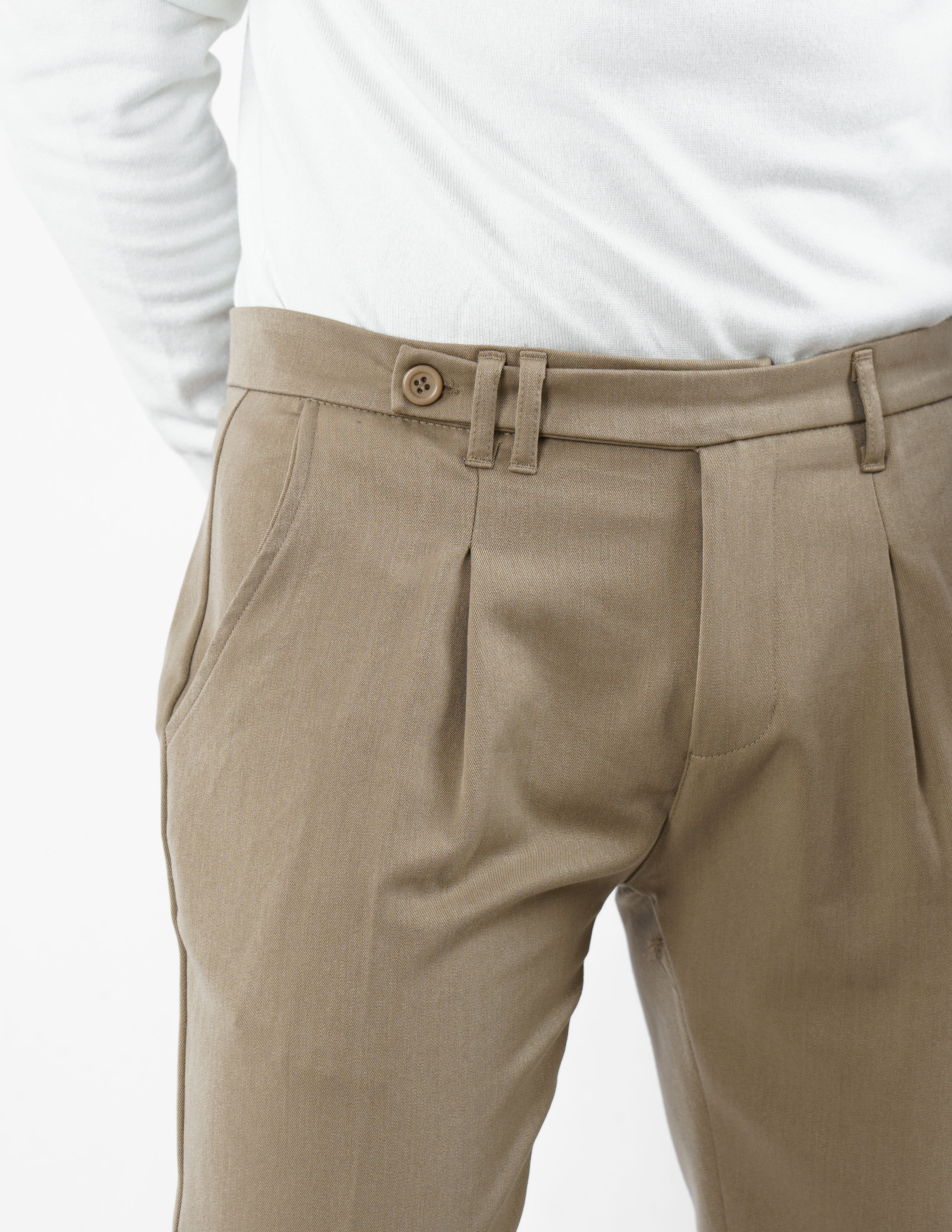 pantalone con abbottonatura allungata