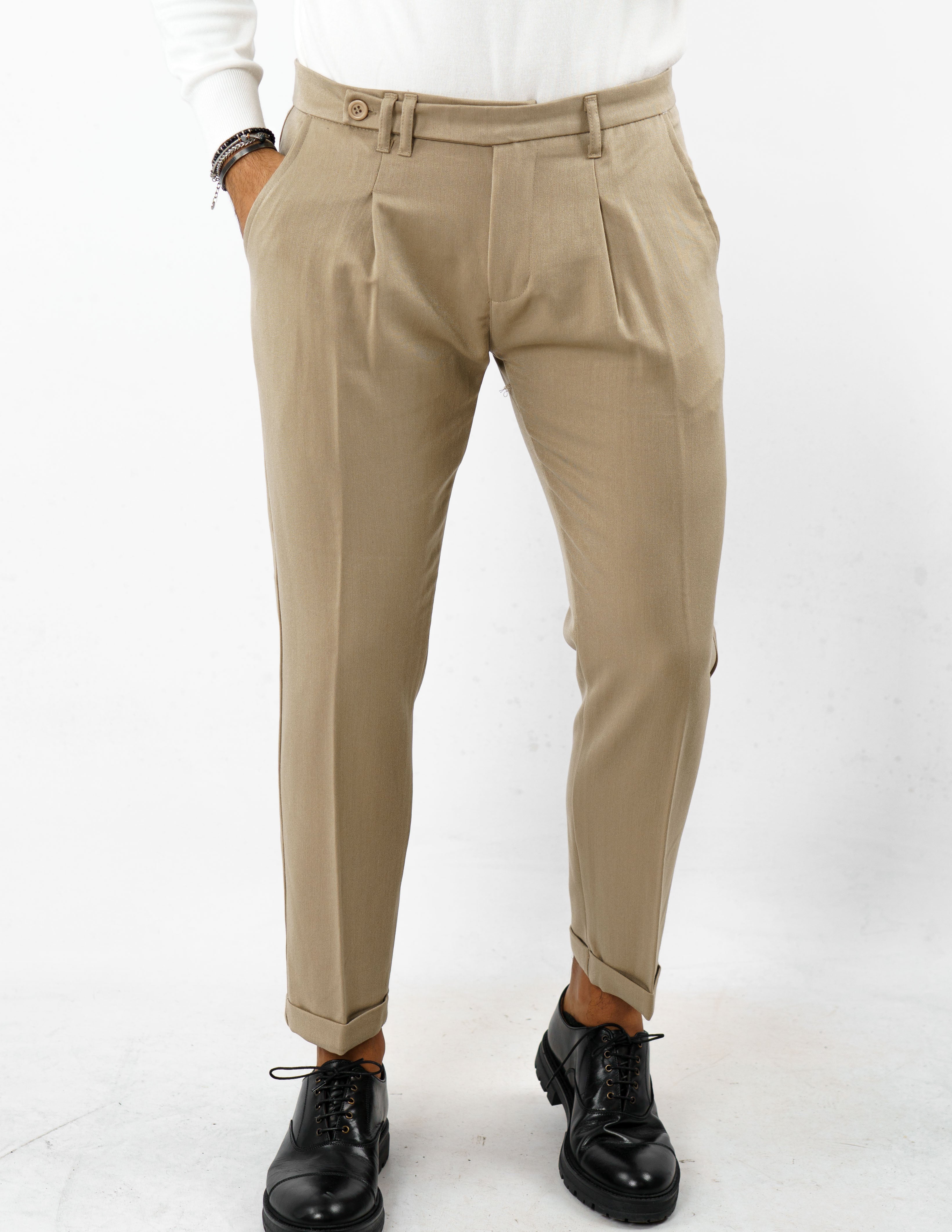 pantalone con abbottonatura allungata