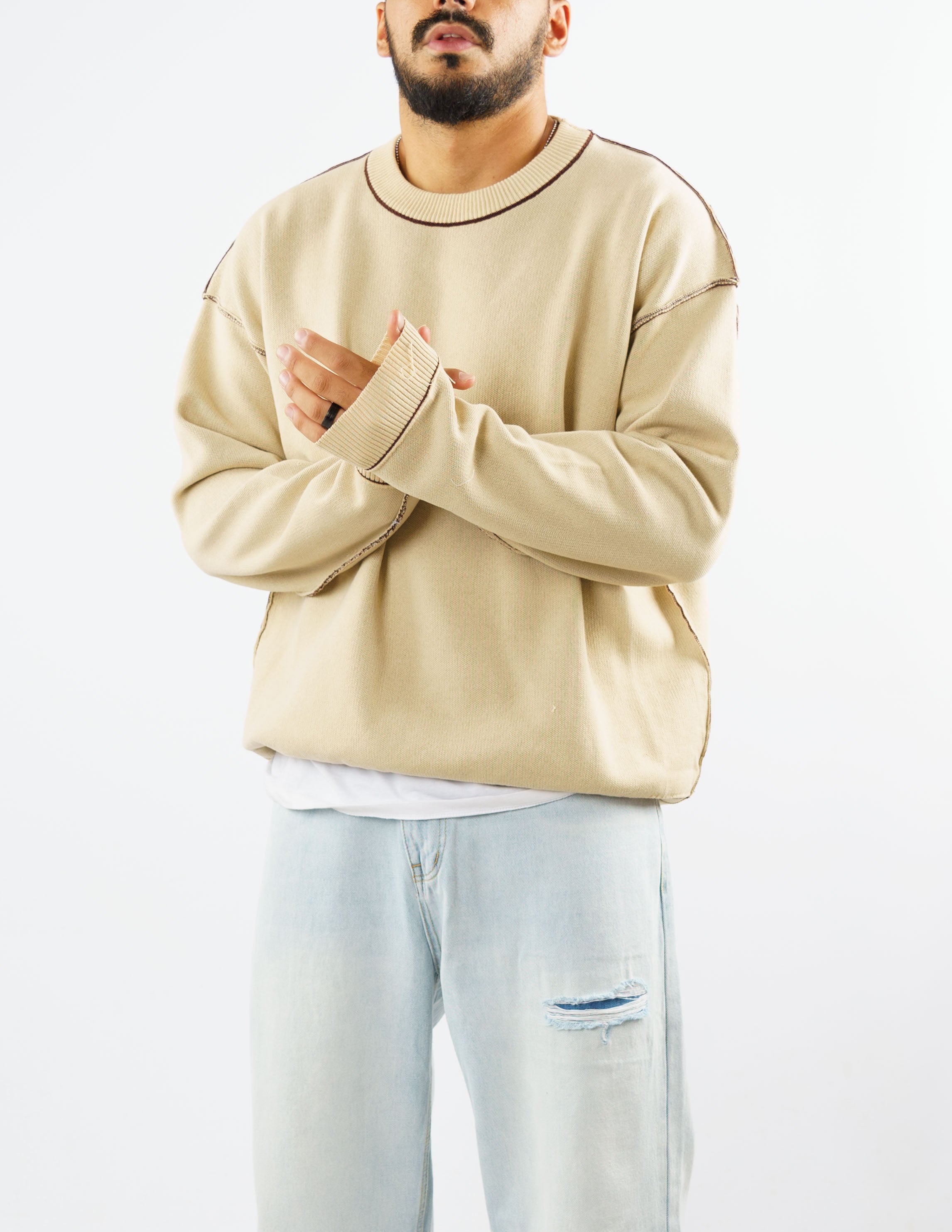 maglione girocollo con cuciture esterne