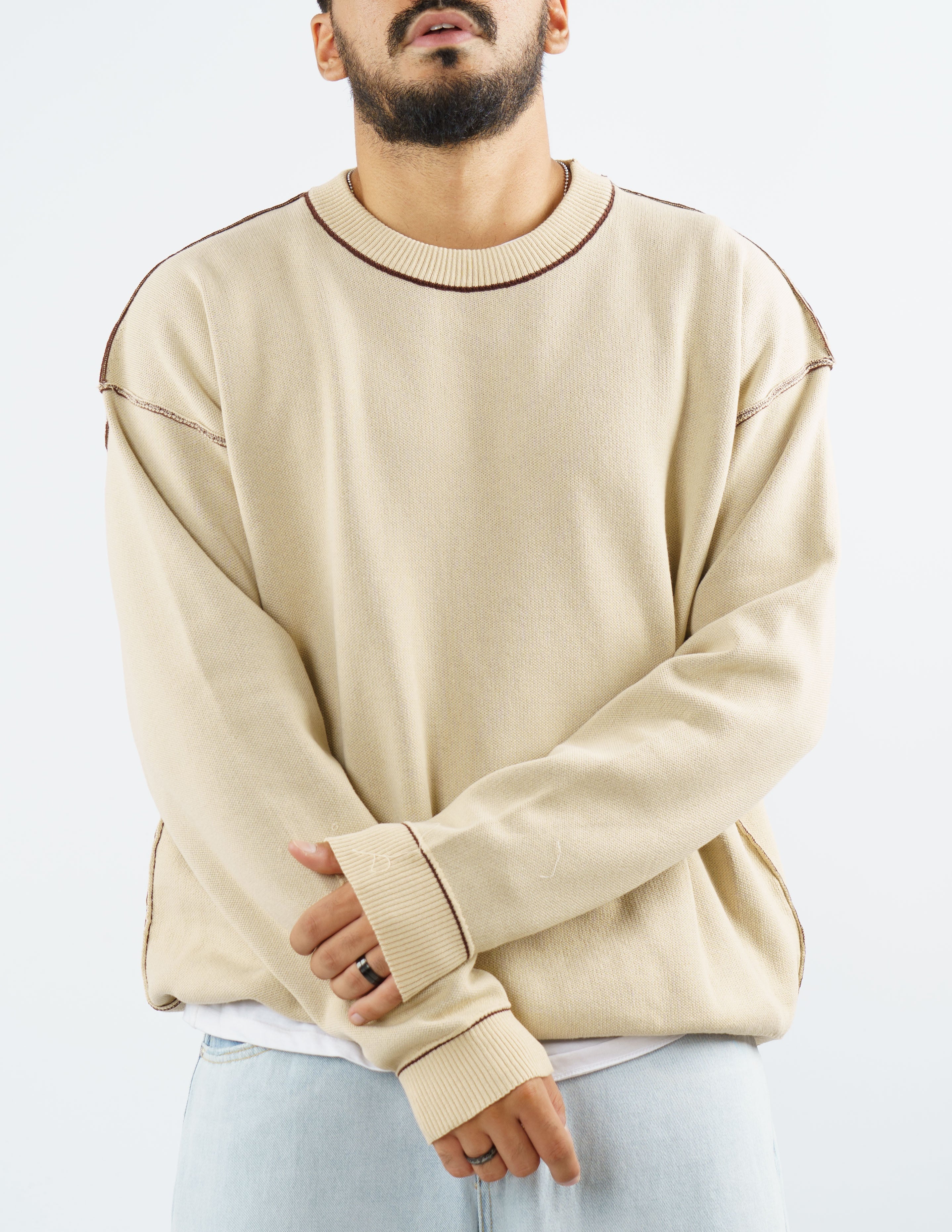 maglione girocollo con cuciture esterne