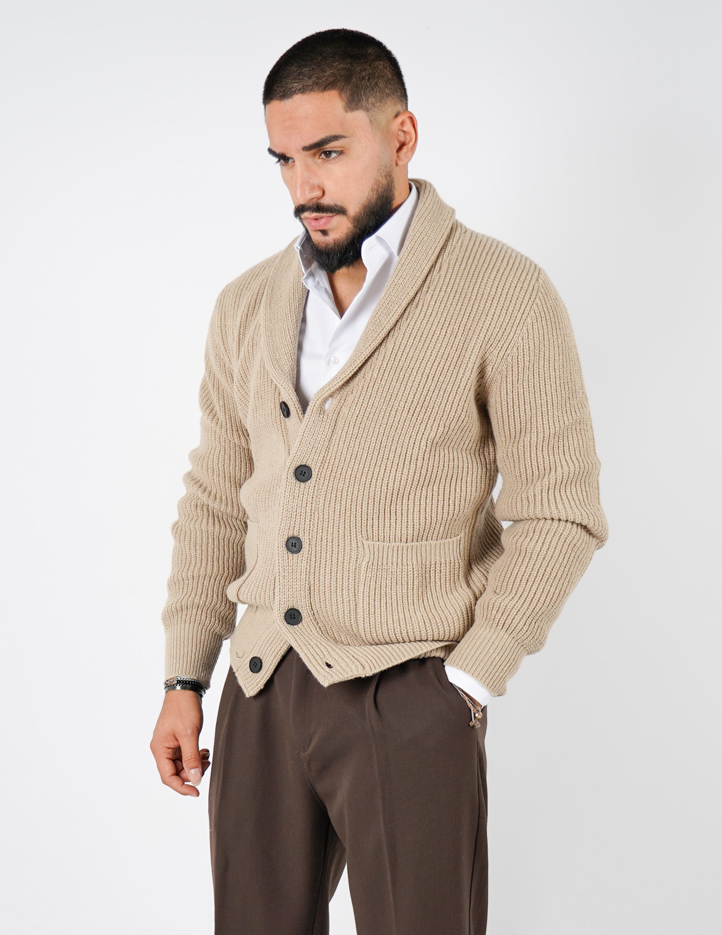 Cardigan in lana con collo