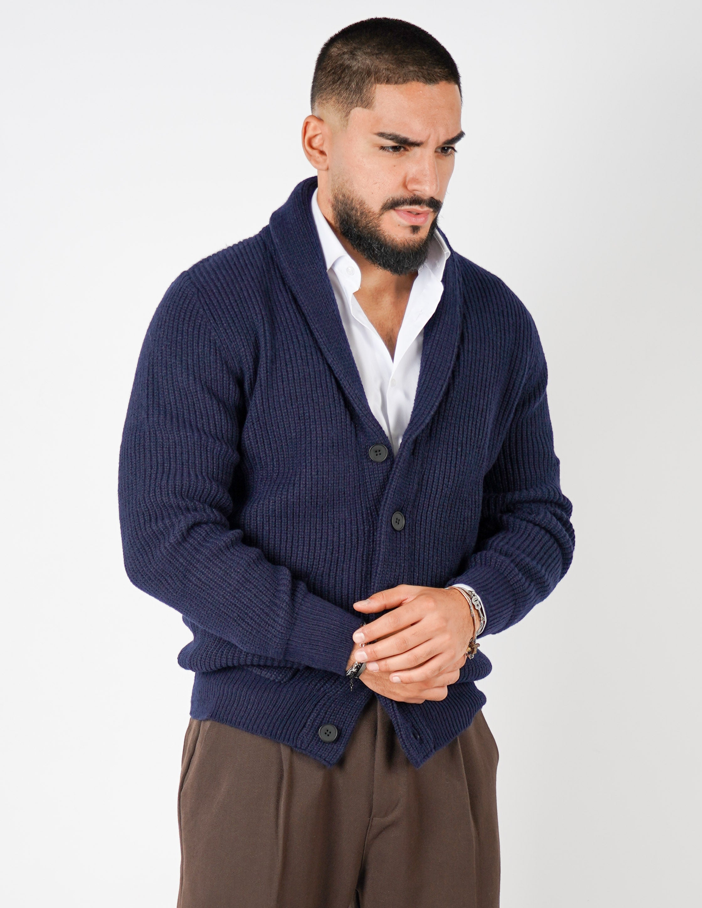 Cardigan in lana con collo