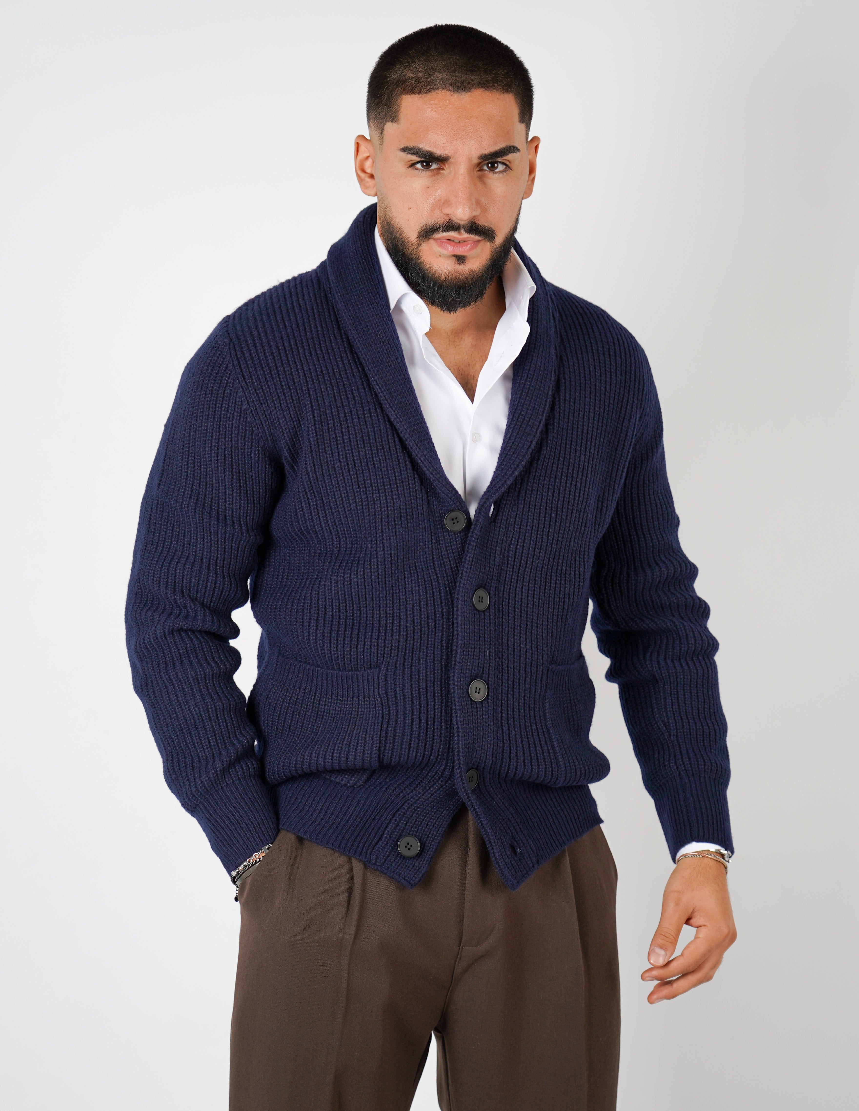 Cardigan in lana con collo