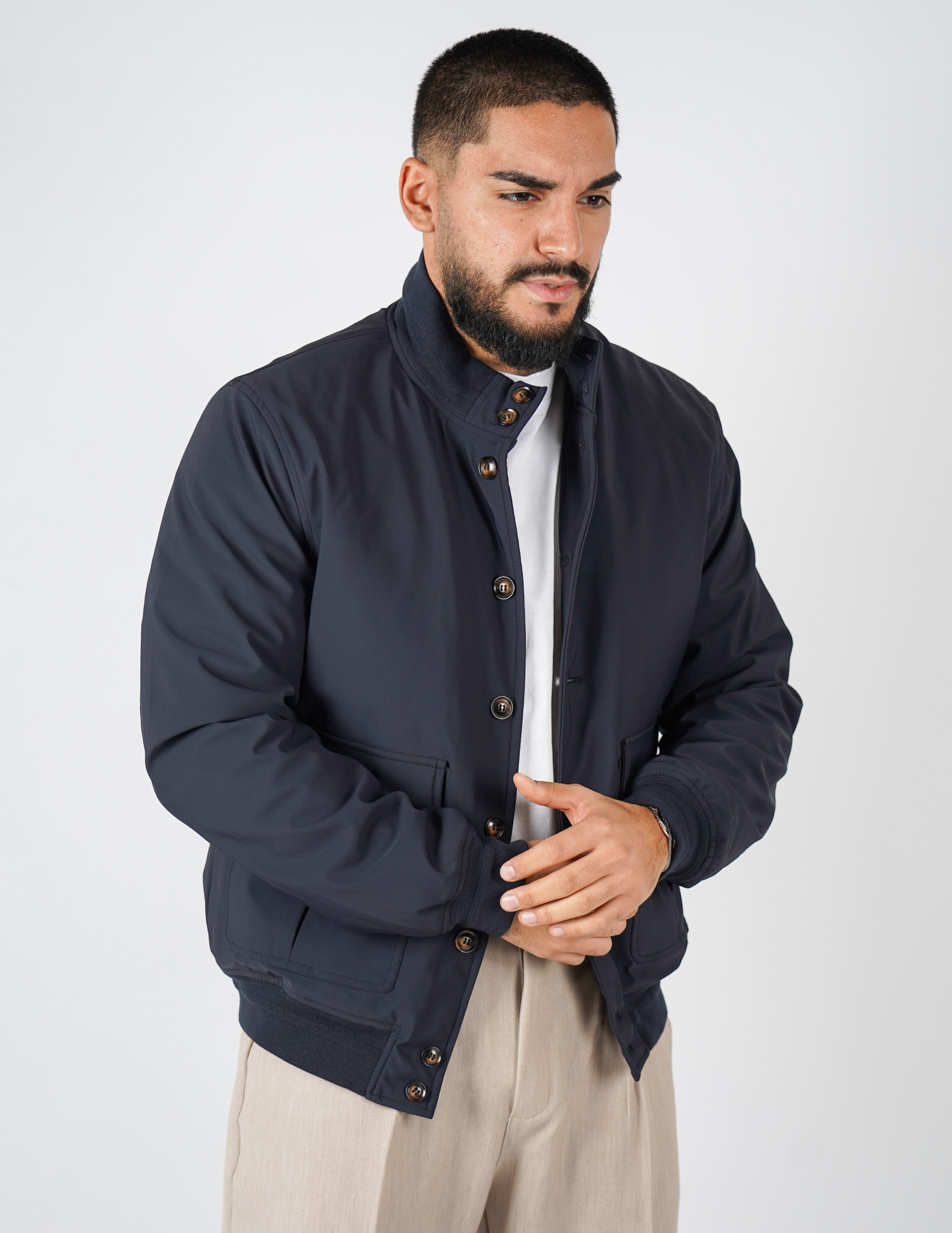 Giubbino con collo in tessuto tecnico