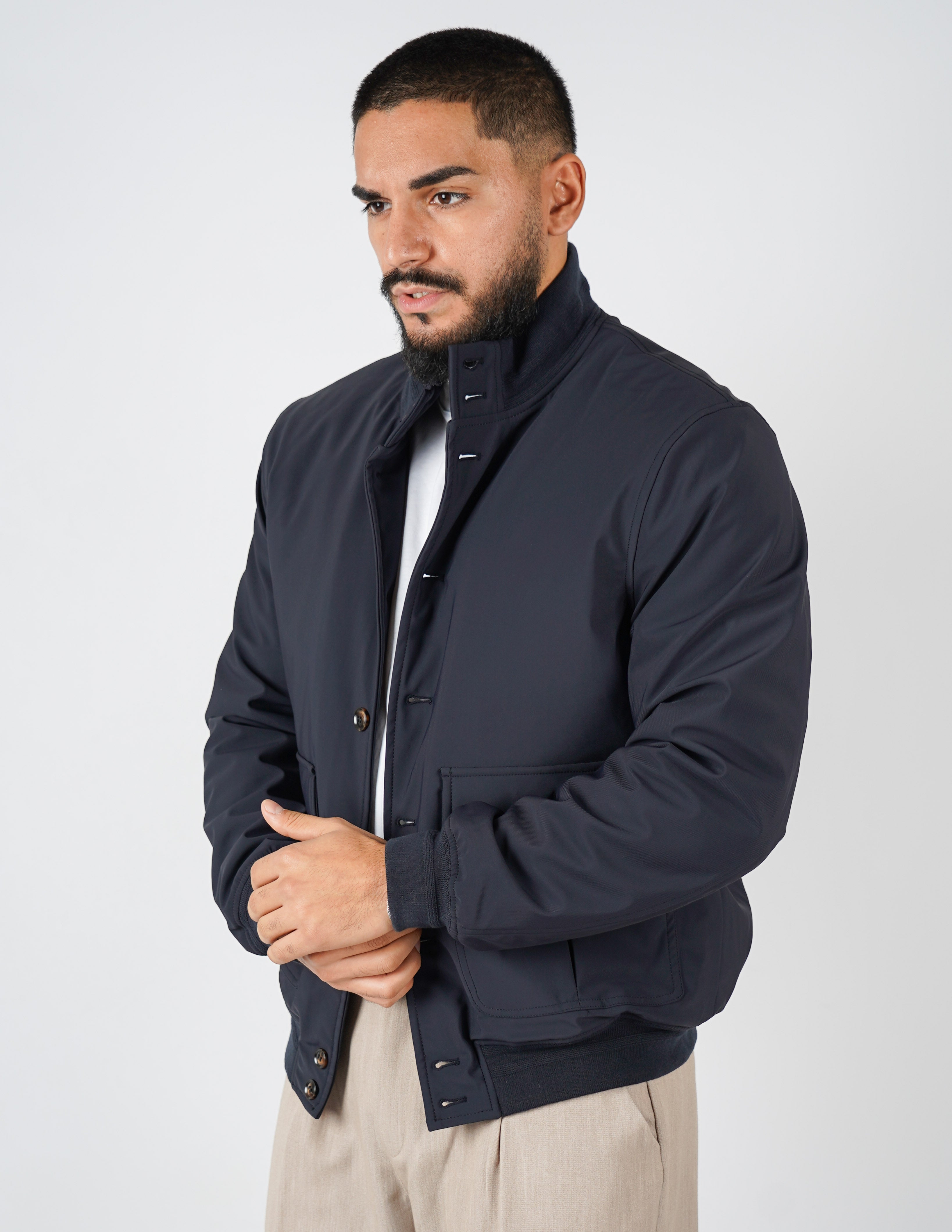 Giubbino con collo in tessuto tecnico