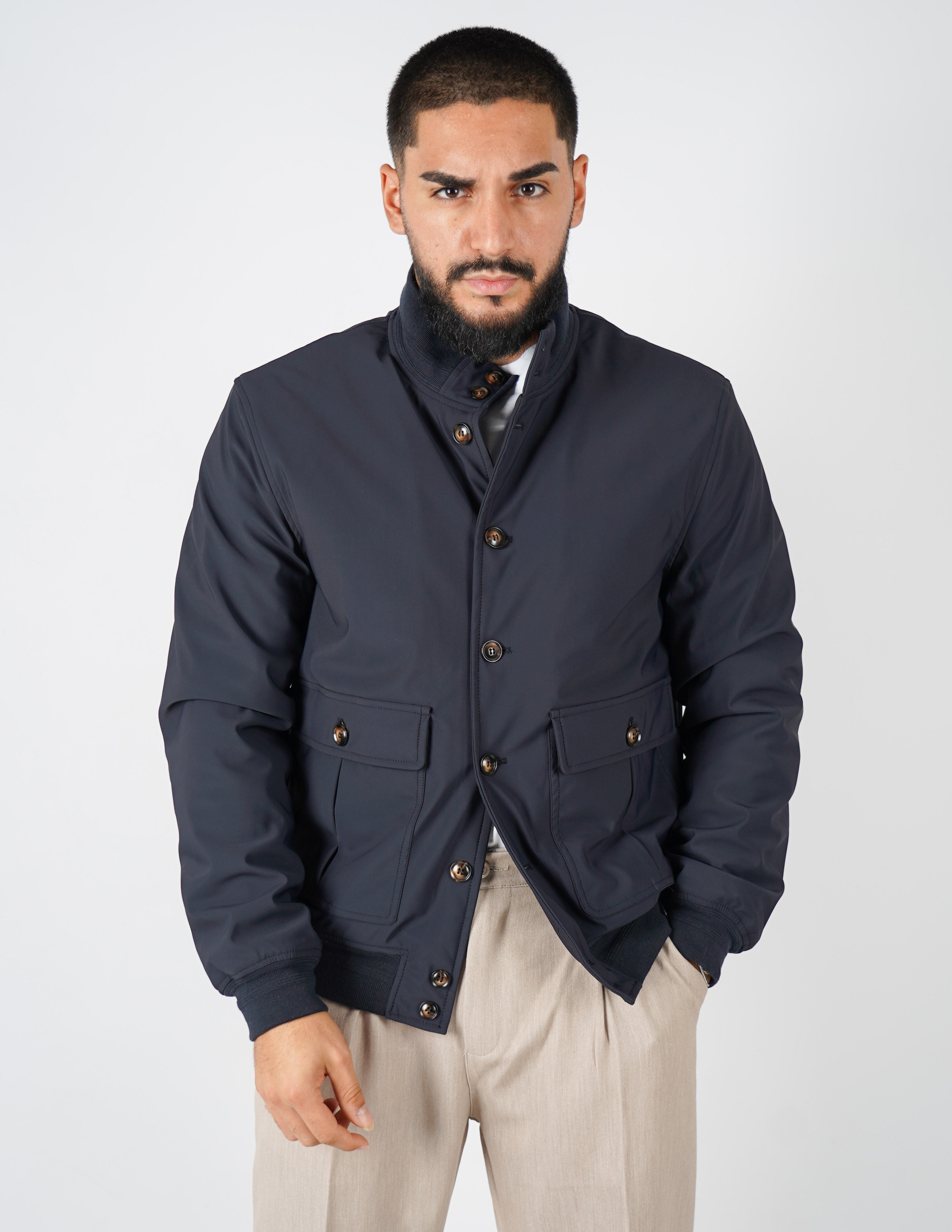 Giubbino con collo in tessuto tecnico