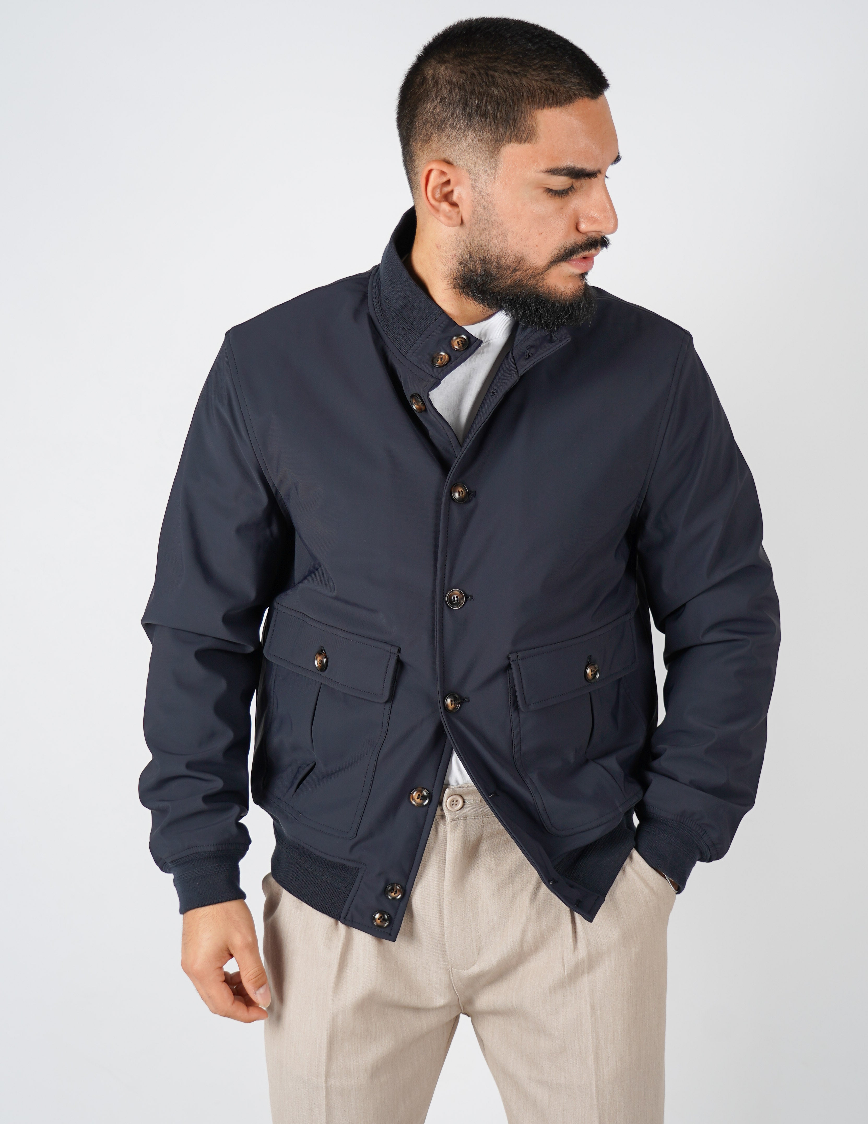 Giubbino con collo in tessuto tecnico