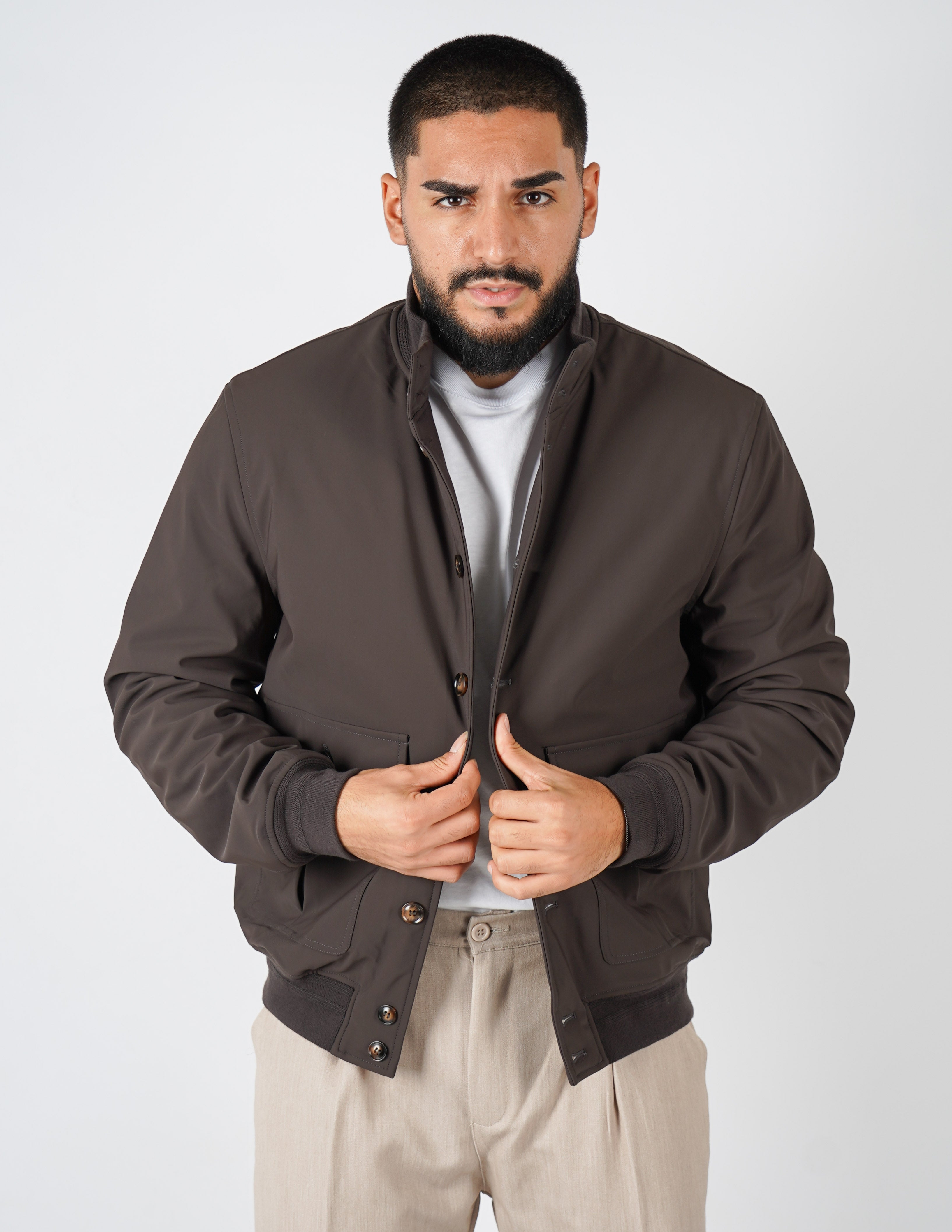 Giubbino con collo in tessuto tecnico