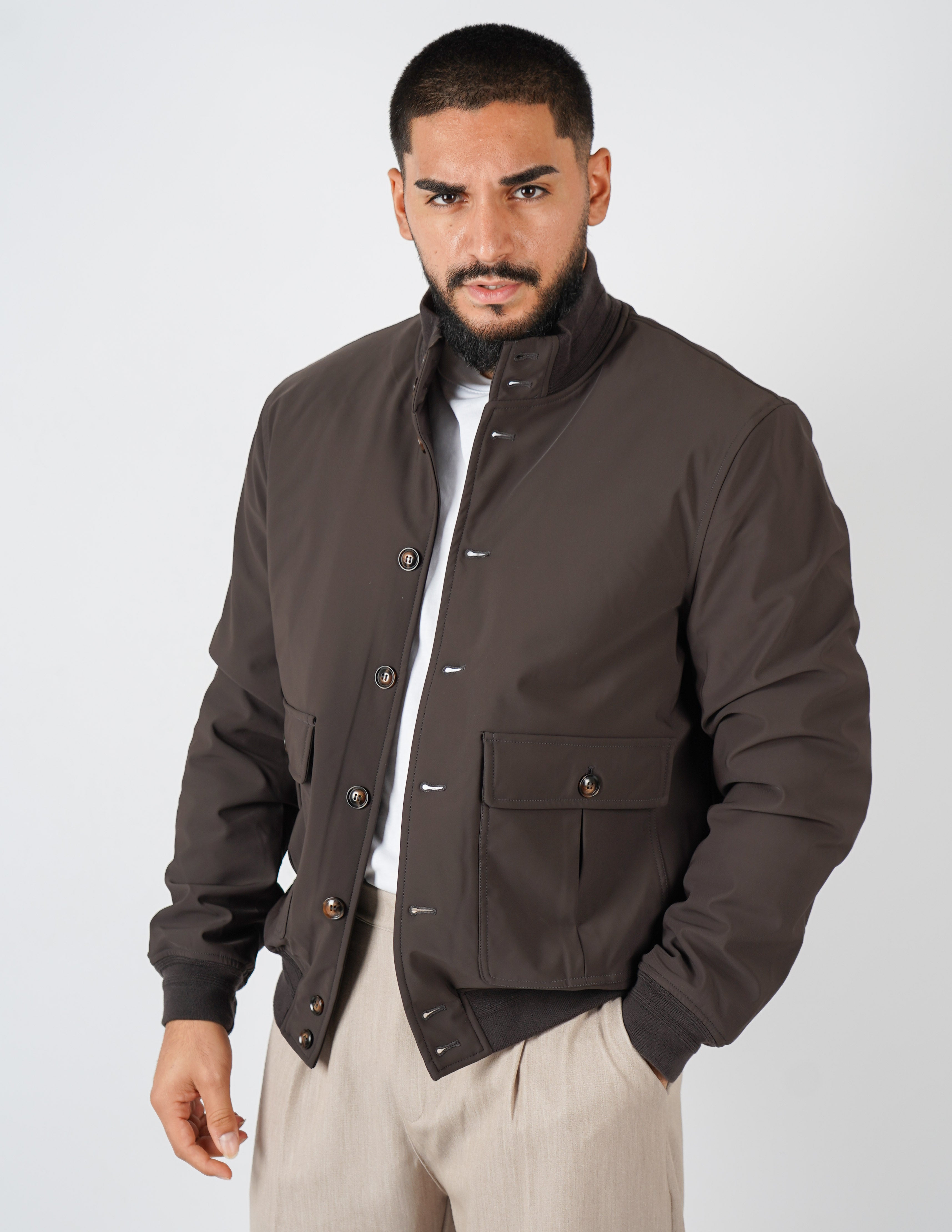 Giubbino con collo in tessuto tecnico