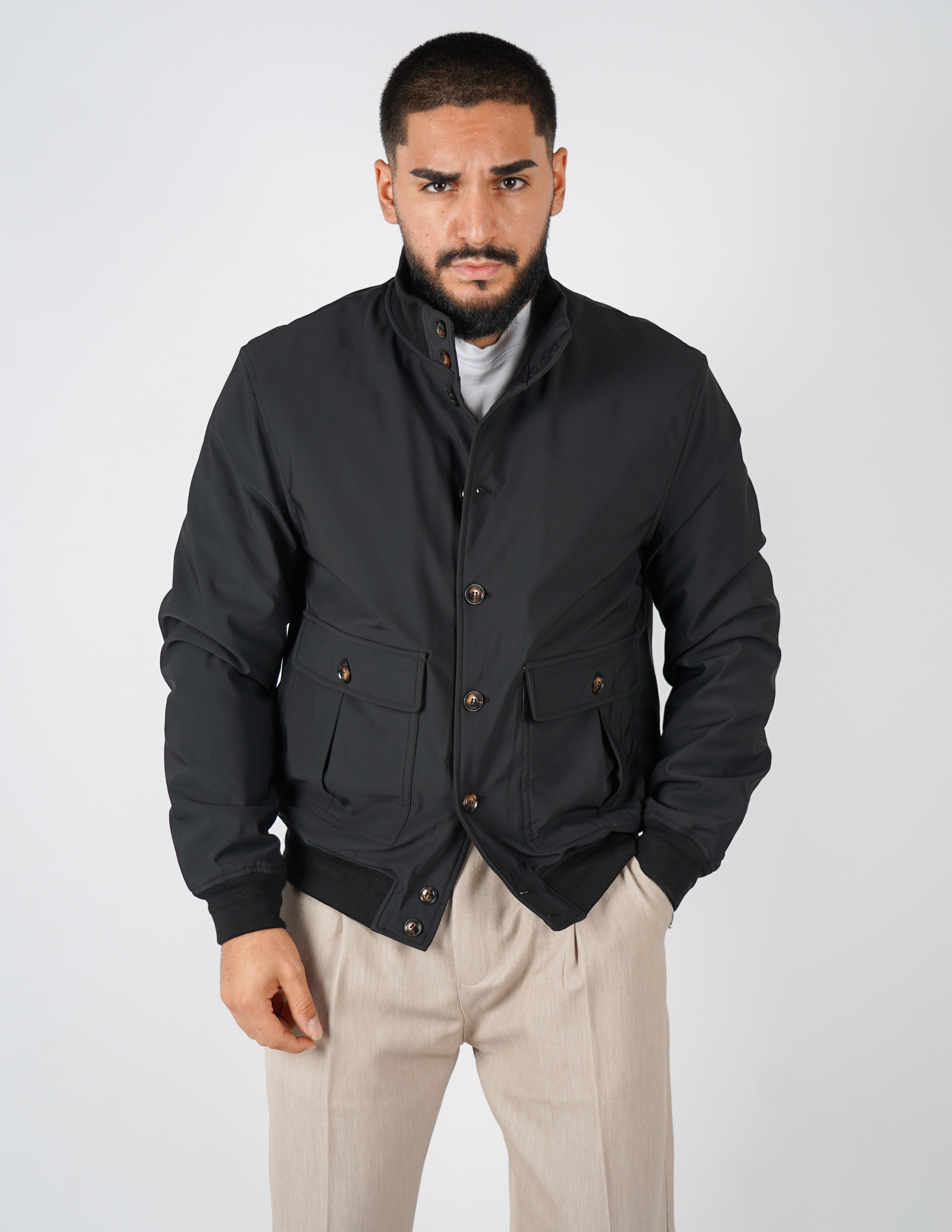 Giubbino con collo in tessuto tecnico