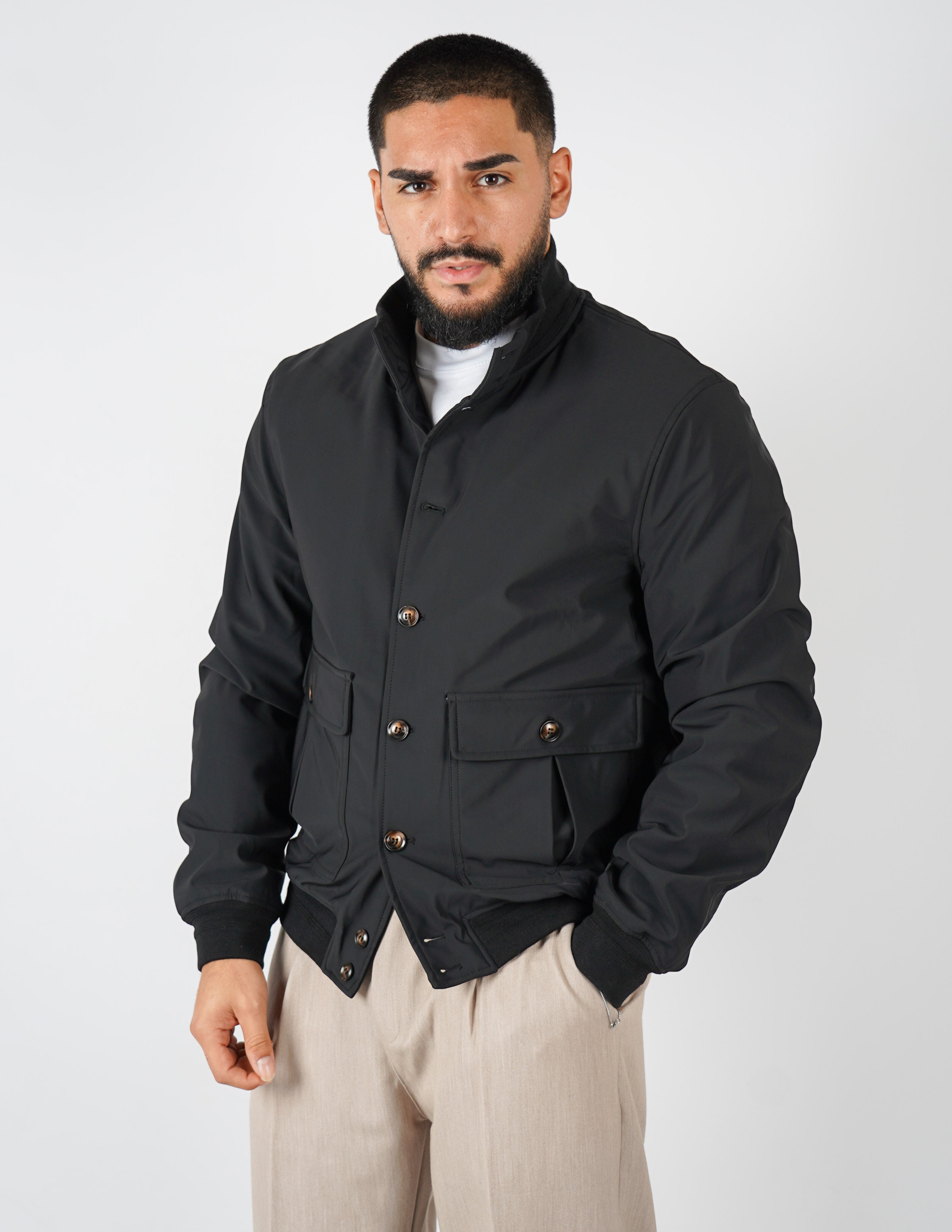 Giubbino con collo in tessuto tecnico