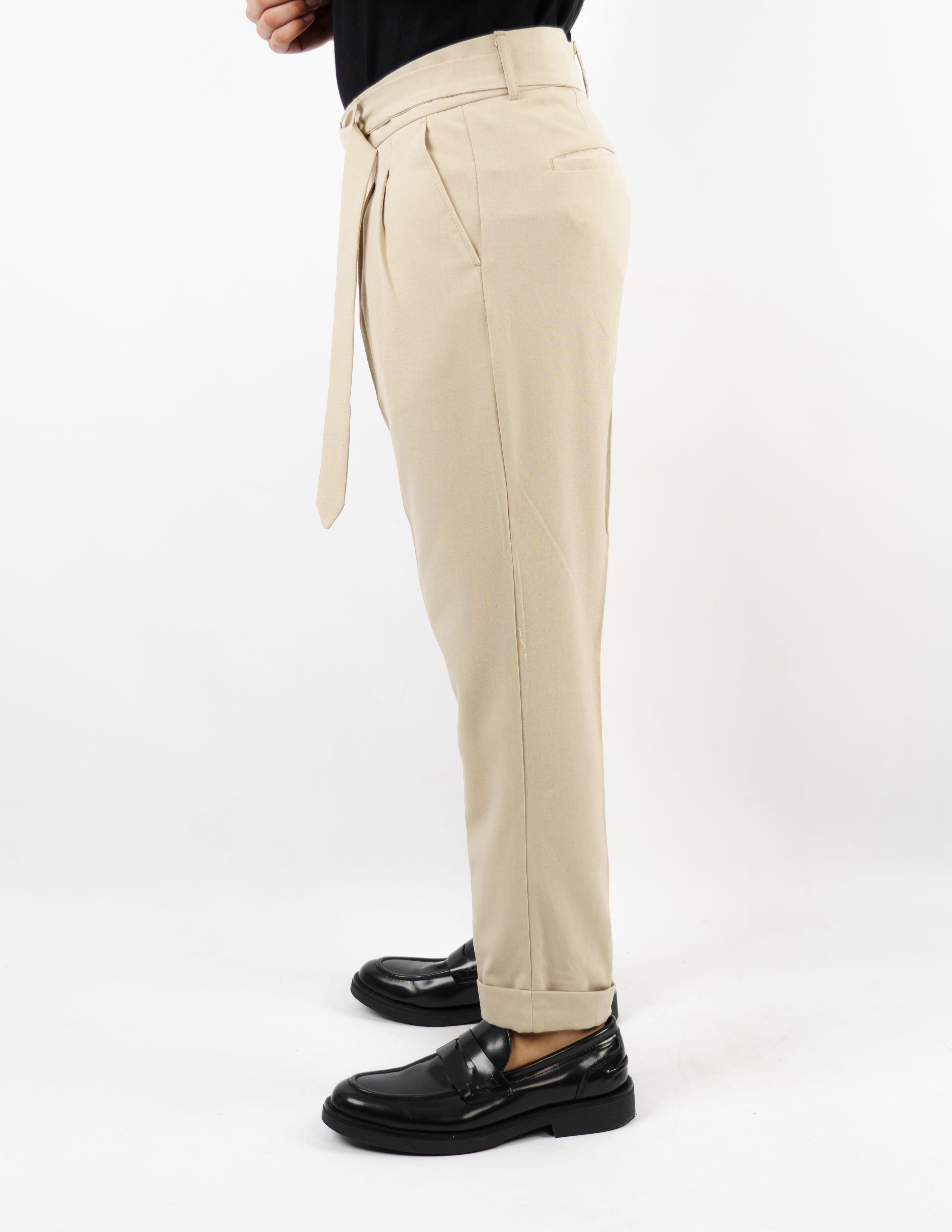 pantalone con pence e cintura