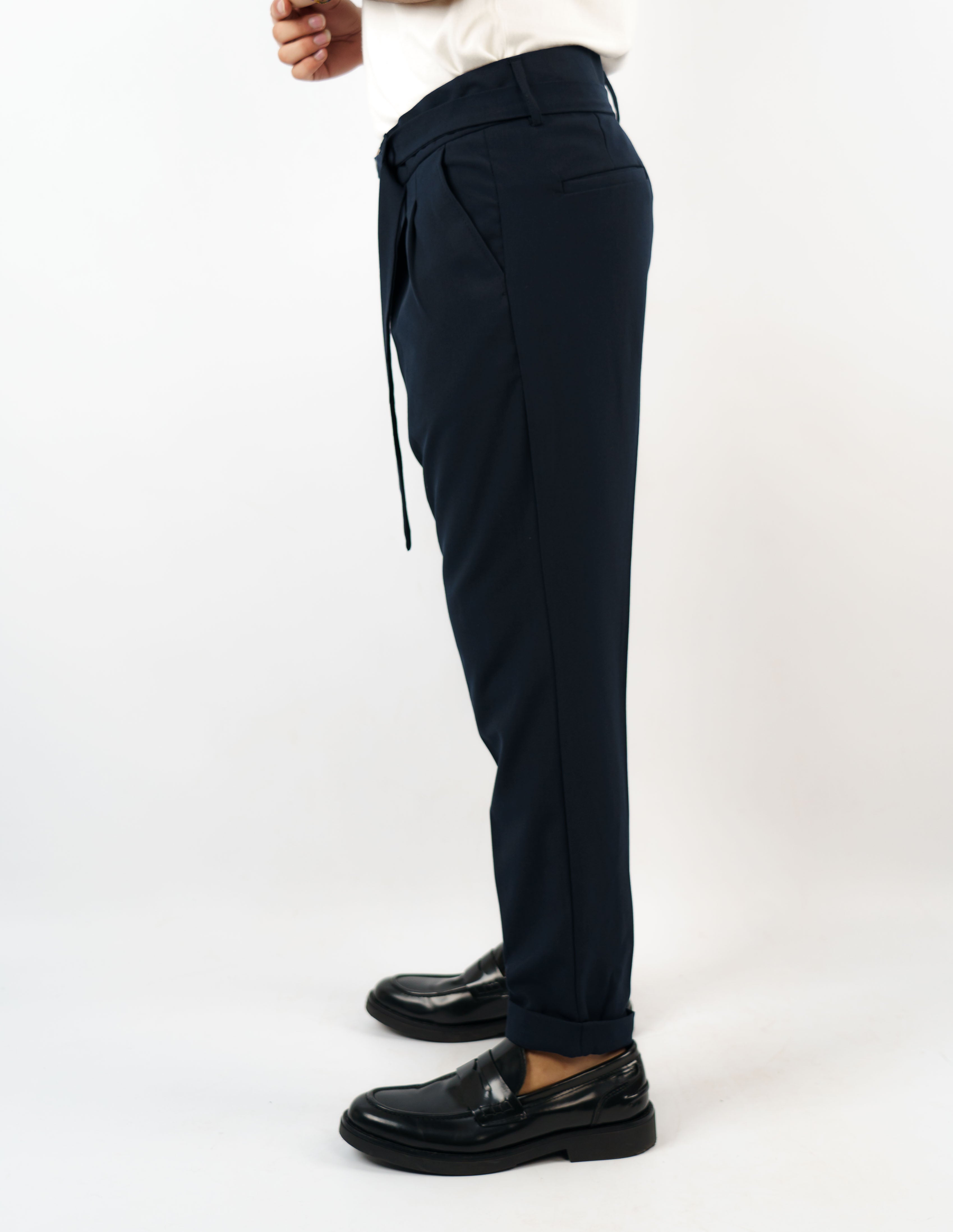 pantalone con pence e cintura