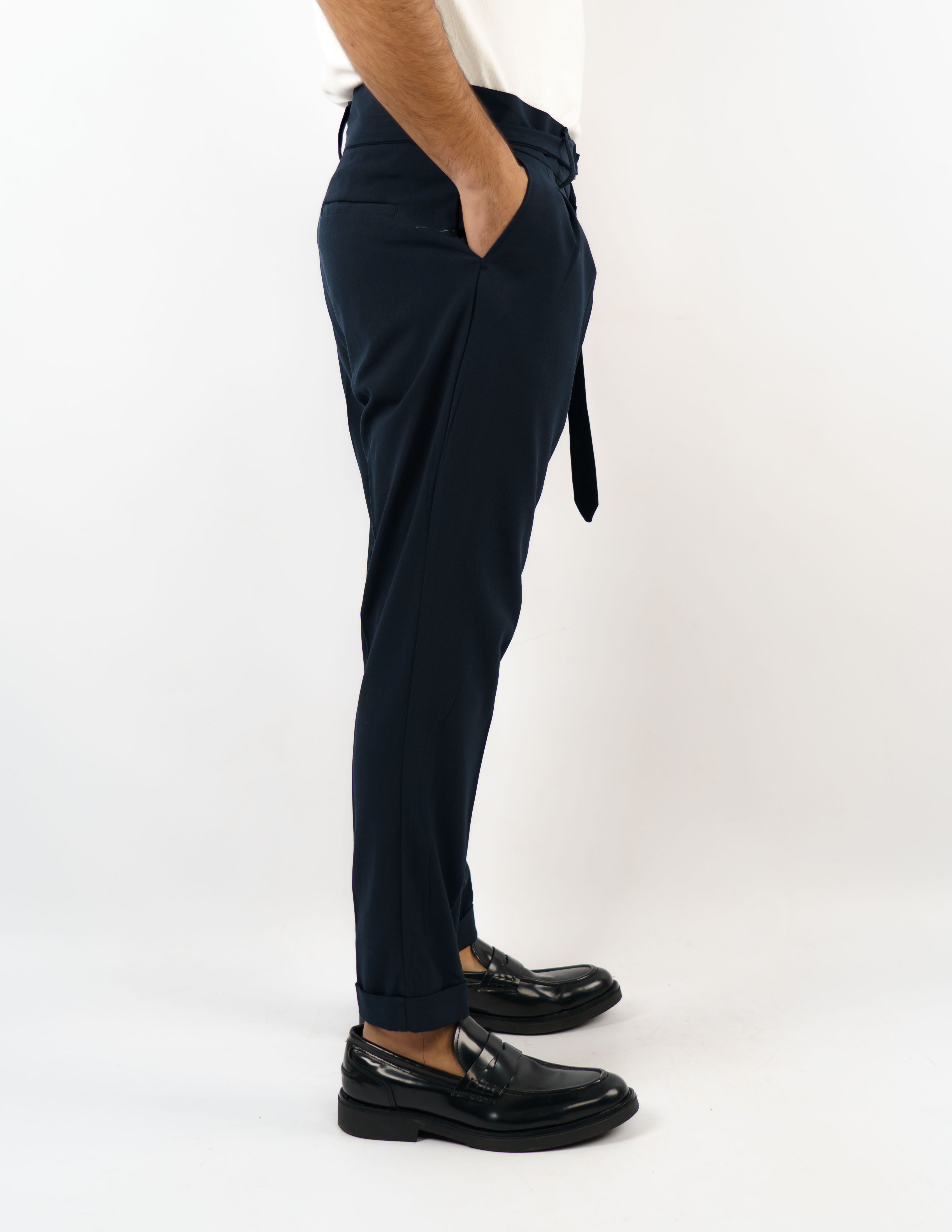 pantalone con pence e cintura
