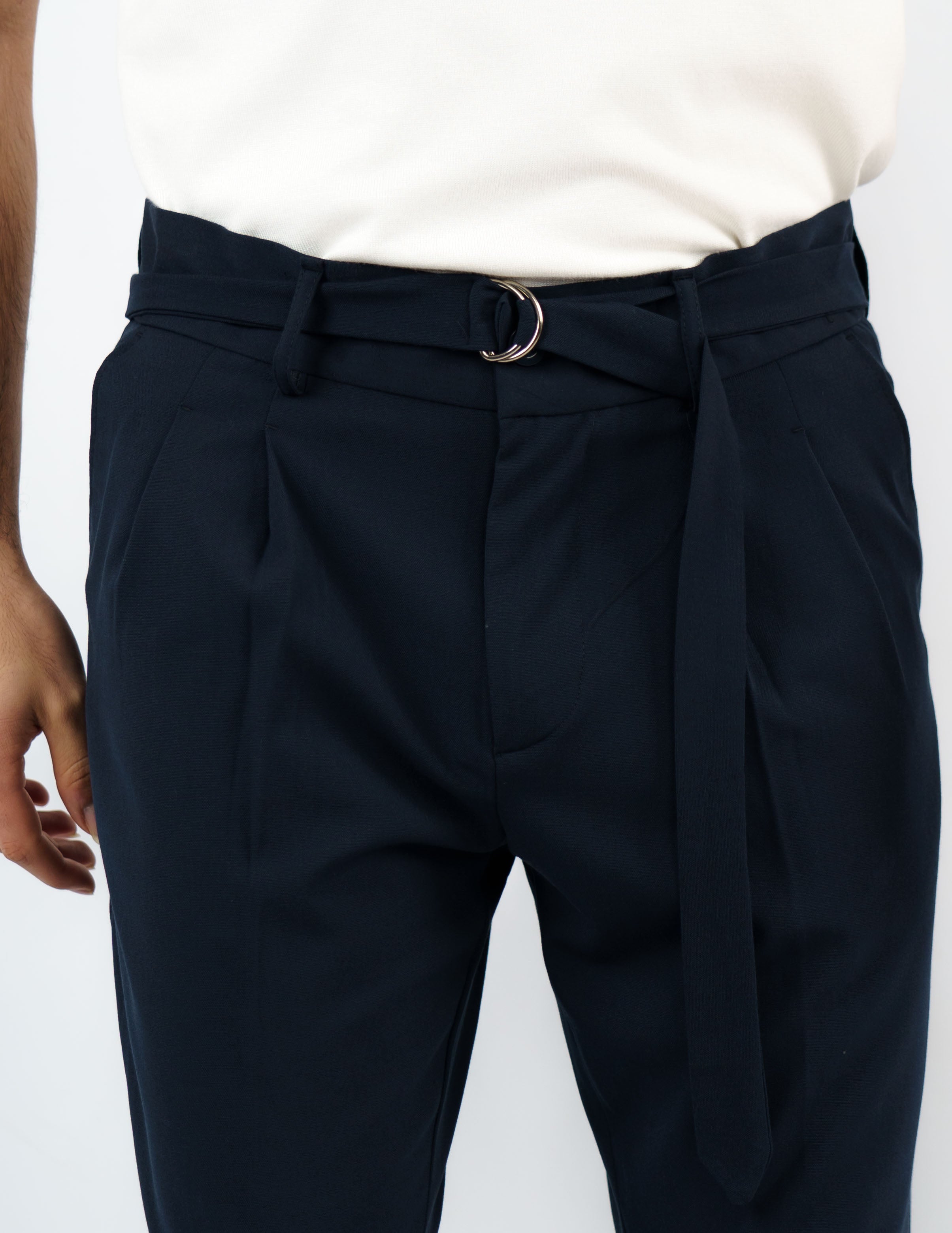 pantalone con pence e cintura