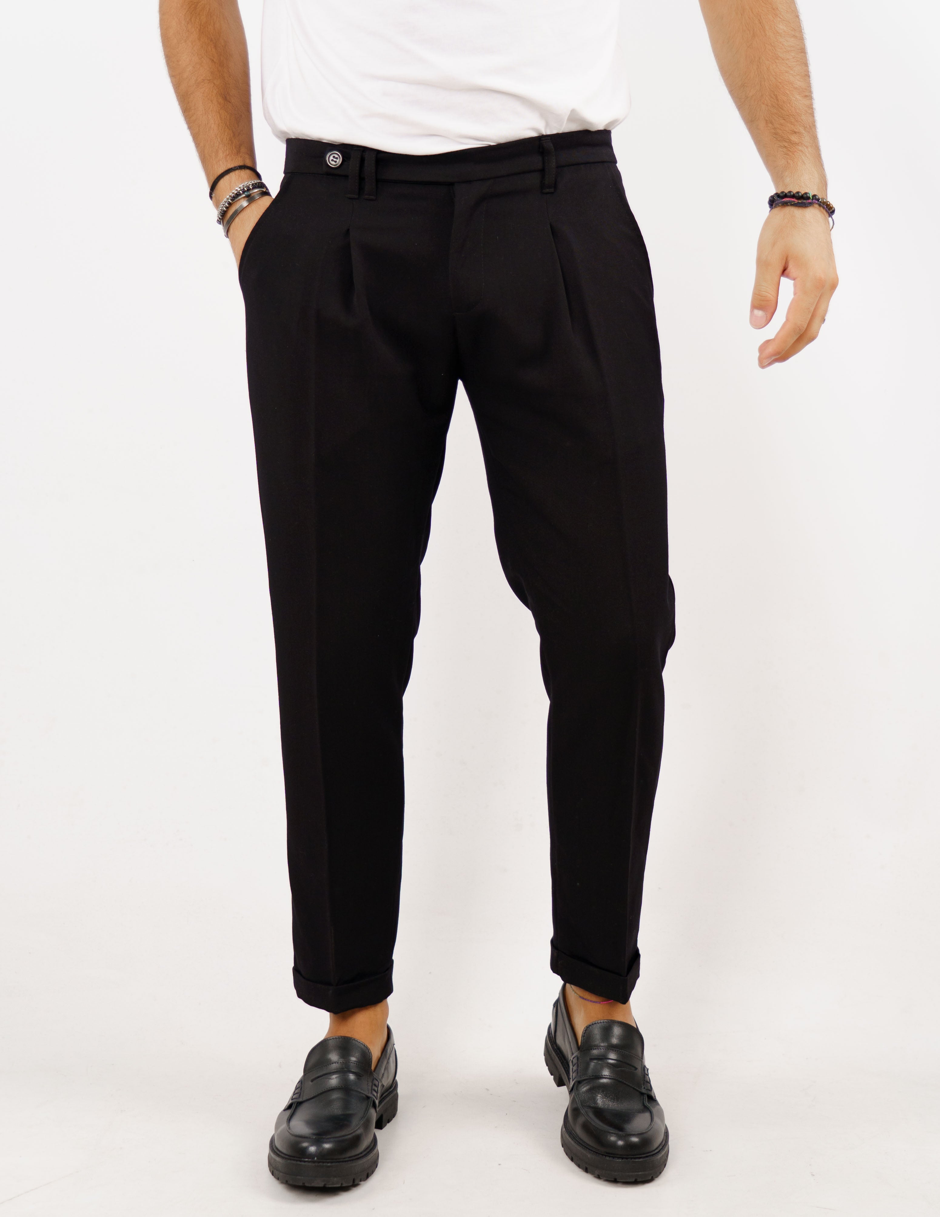 pantalone con abbottonatura allungata