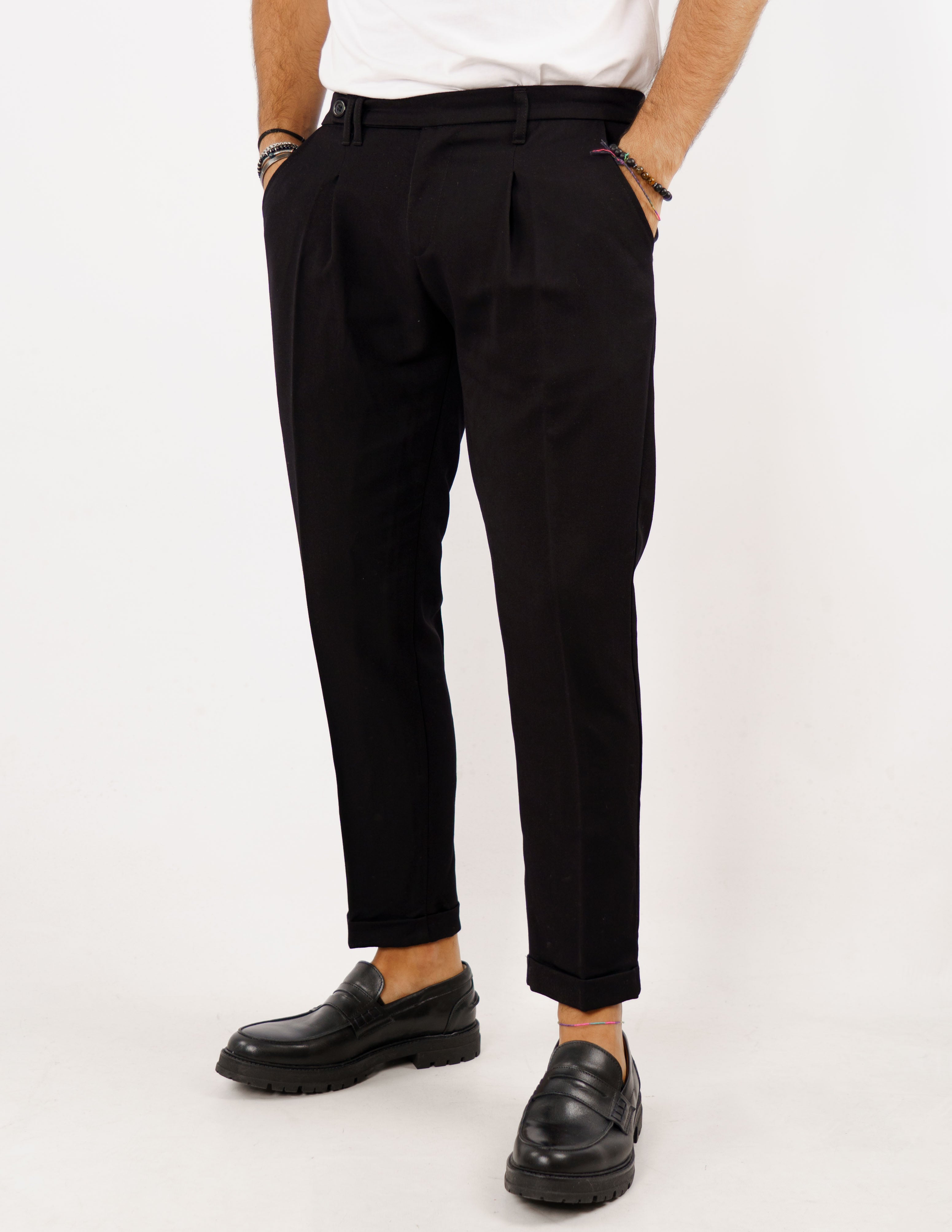 pantalone con abbottonatura allungata