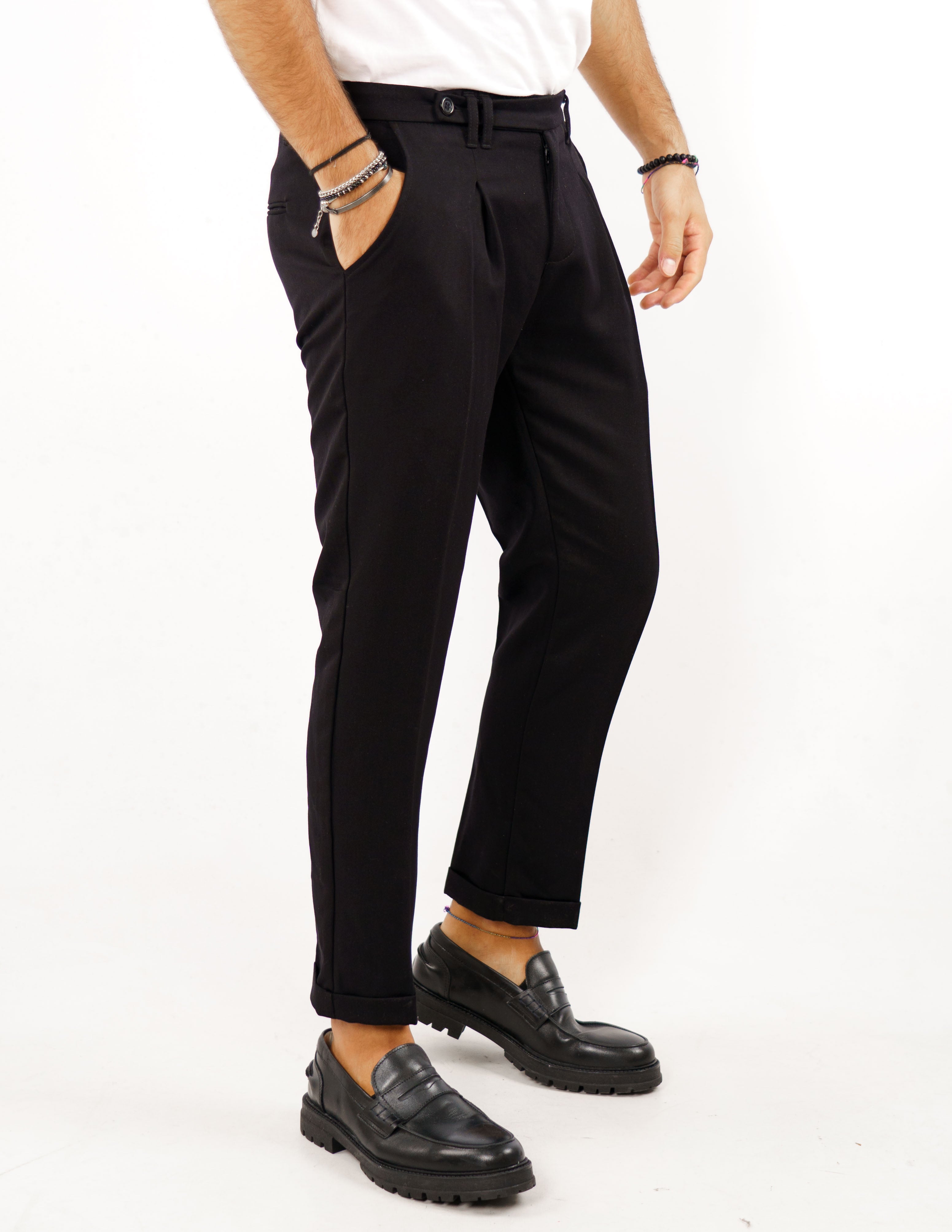 pantalone con abbottonatura allungata
