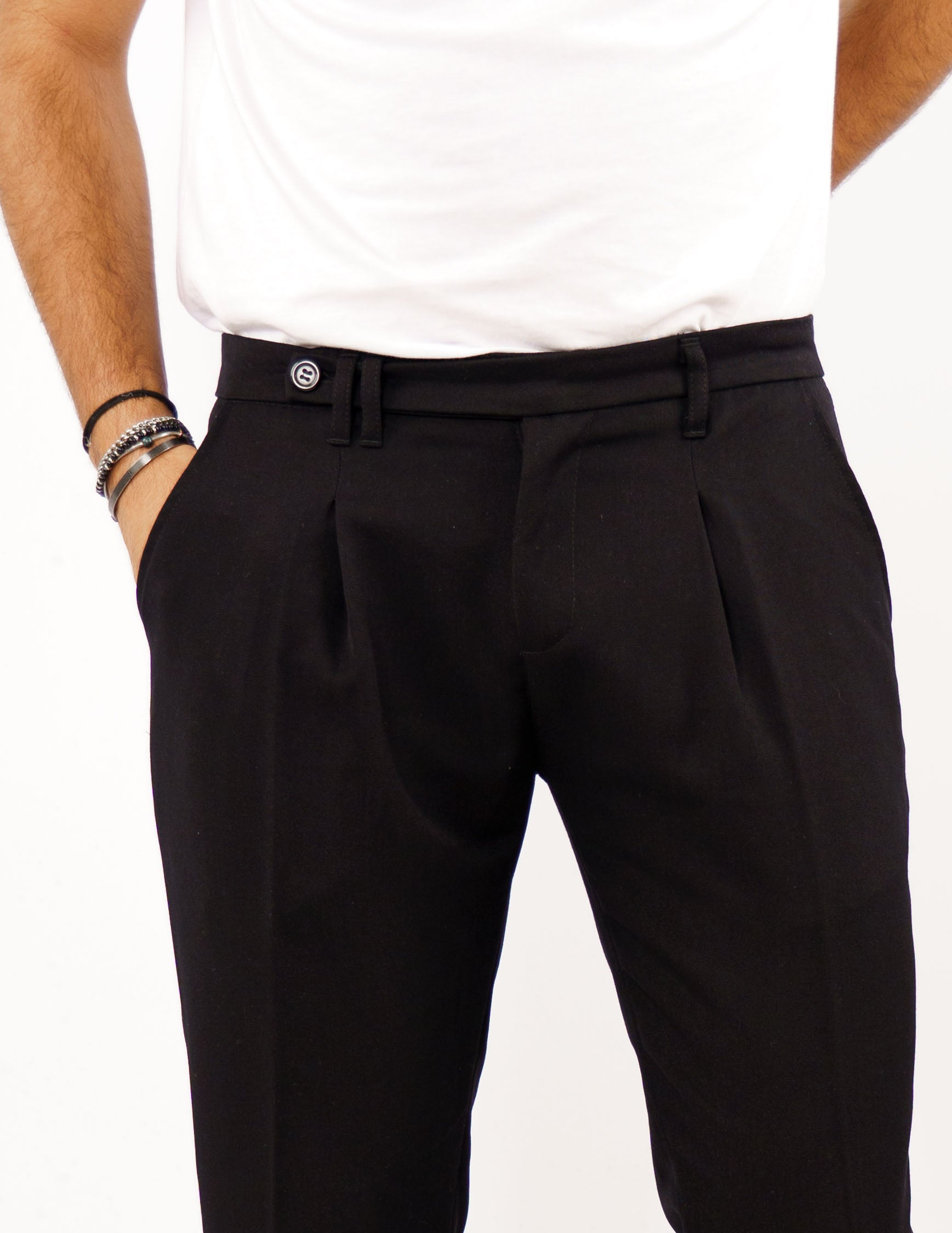 pantalone con abbottonatura allungata