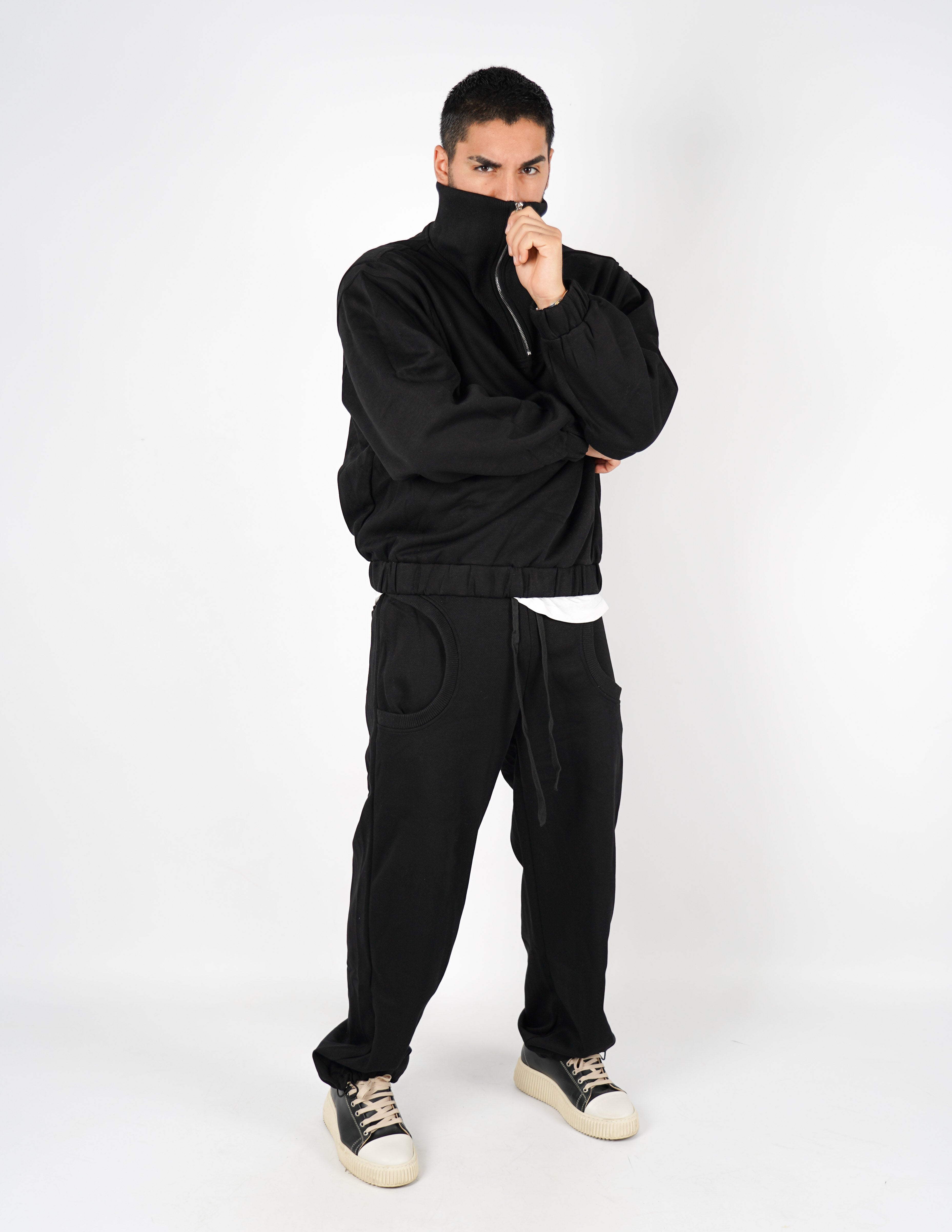 TUTA CON FELPA CROP E PANTALONE CON STRINGENTI