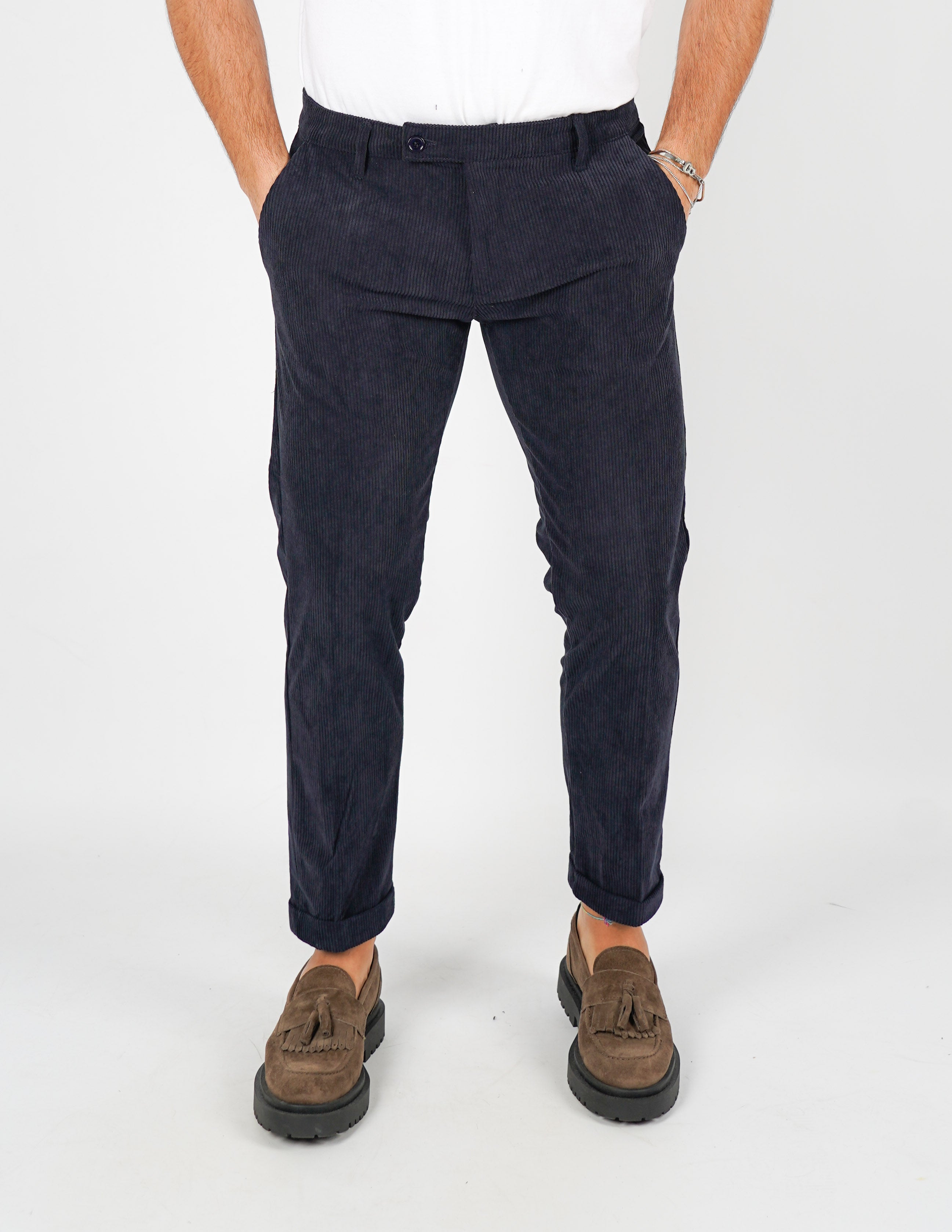 Pantalone in velluto con abbottonatura allungata