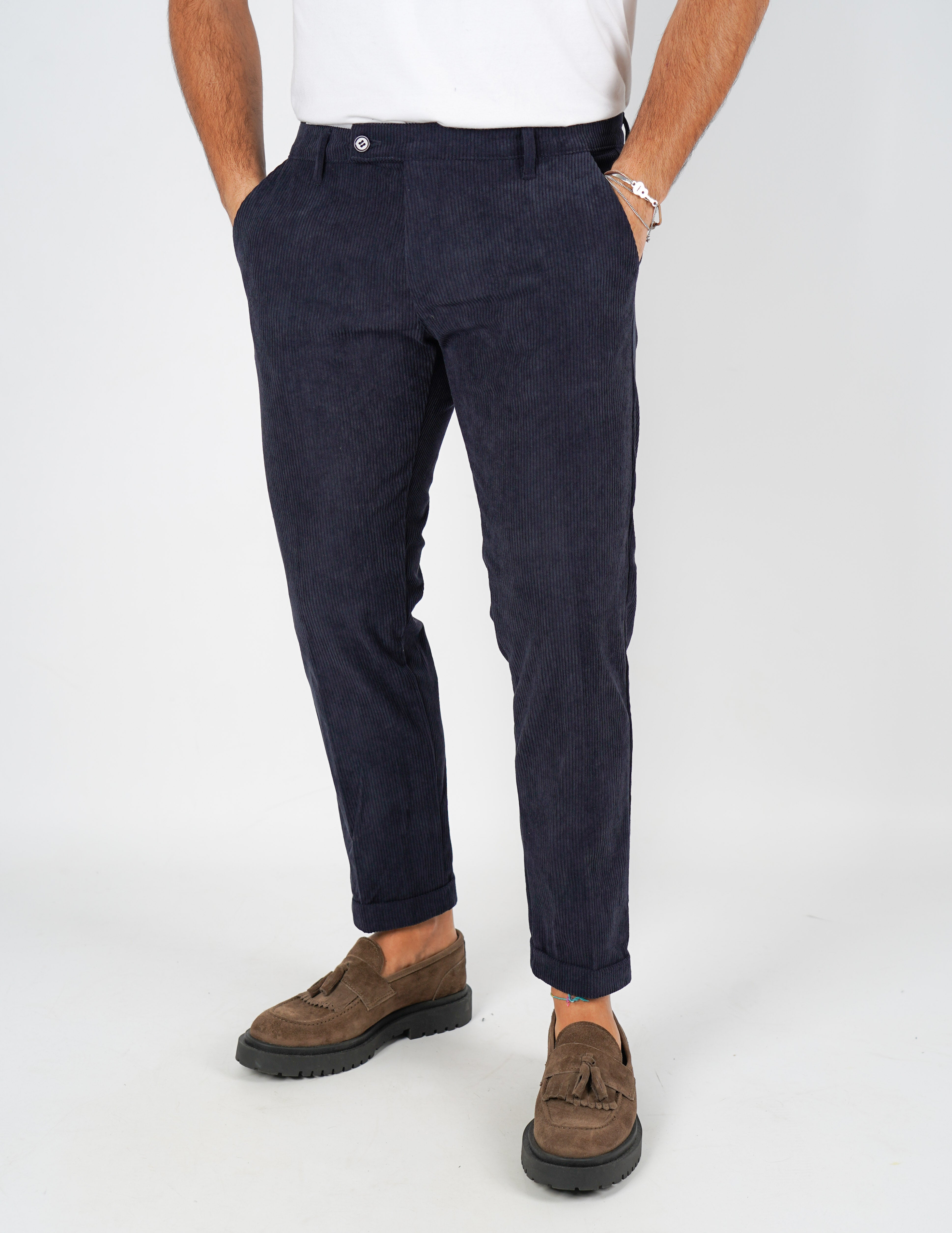 Pantalone in velluto con abbottonatura allungata